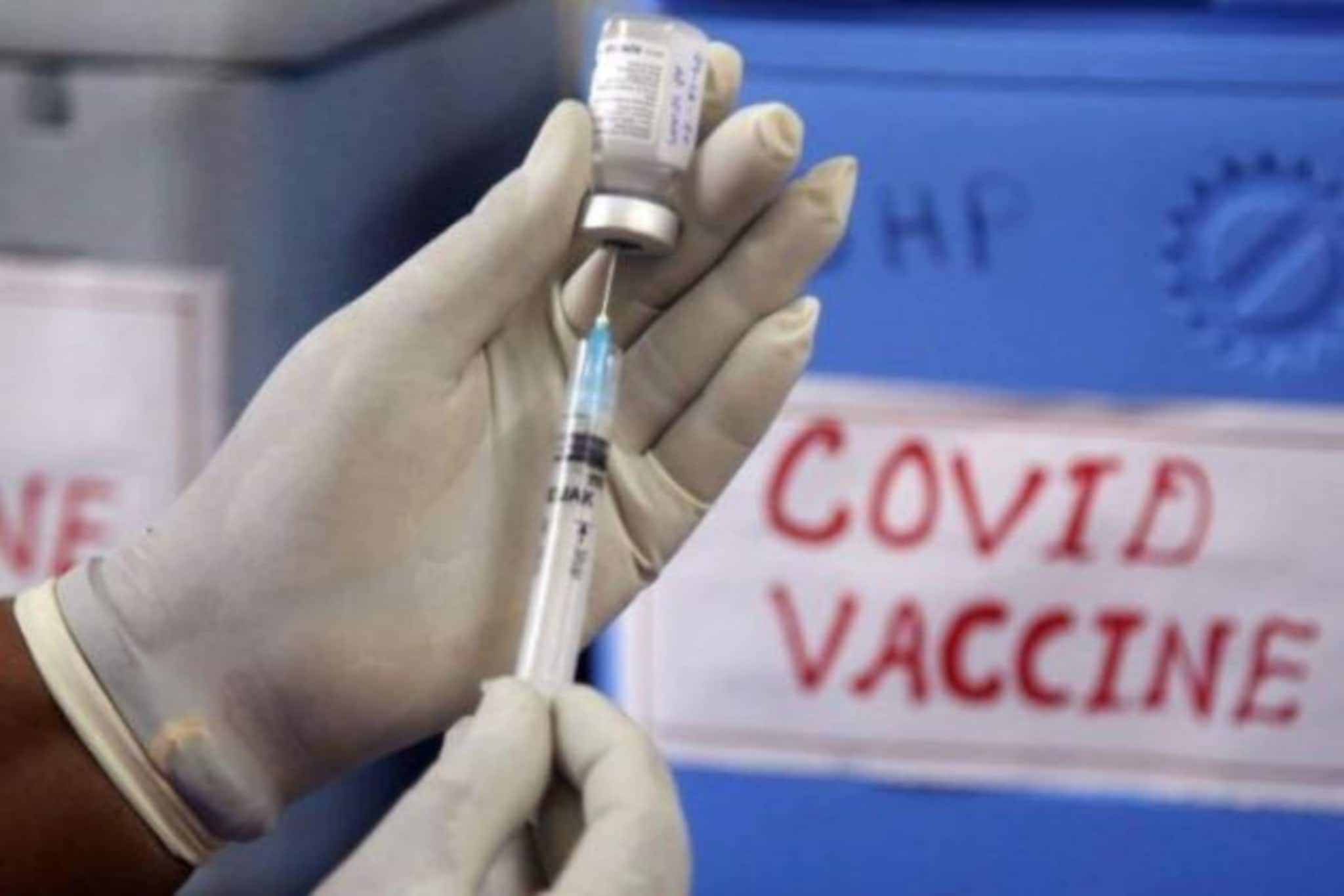 UP Viral Video : ‘টিকা নিলে জ্বর আসবে'! ভ্যাকসিনের ভয়ে কোথায় লুকোলেন বৃদ্ধা? দেখুন যোগীরাজ্যের ভাইরাল ভিডিও...