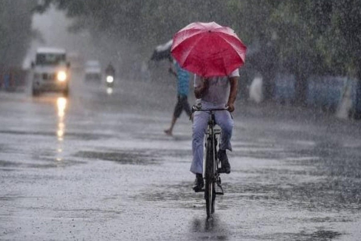 ভারী বৃষ্টির সম্ভাবনা দুই বঙ্গে