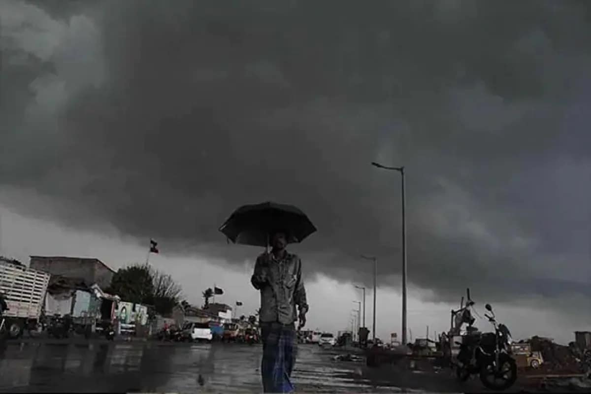 *অতি শক্তিশালী ঘূর্ণিঝড় ইয়াস শক্তি হারিয়ে গভীর নিম্নচাপে পরিণত হয়েছে। এই মুহূর্তে অবস্থান করছে ওড়িশা ও ঝাড়খণ্ডের ওপর। যার ফলে এই মুহূর্তে ঝড় বইছে ঝাড়খণ্ডে। সেই ঝড়ের গতিবেগ ৭০ থেকে ৯০ কিমি/ঘণ্টার কাছাকাছি থাকার কথা। ফাইল ছবি। *অতি শক্তিশালী ঘূর্ণিঝড় ইয়াস শক্তি হারিয়ে গভীর নিম্নচাপে পরিণত হয়েছে। এই মুহূর্তে অবস্থান করছে ওড়িশা ও ঝাড়খণ্ডের ওপর। যার ফলে এই মুহূর্তে ঝড় বইছে ঝাড়খণ্ডে। সেই ঝড়ের গতিবেগ ৭০ থেকে ৯০ কিমি/ঘণ্টার কাছাকাছি থাকার কথা। ফাইল ছবি।