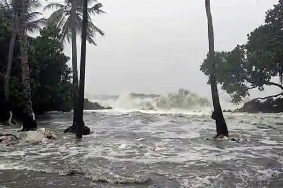 Cyclone Tauktae - দুর্ঘটনা এড়াতে বিমান চলাচল বন্ধ করা হল আগাত্তি বিমানবন্দরে