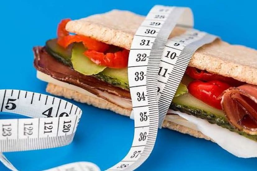 •বিশেষজ্ঞদের মতে করোনার তৃতীয় ঢেউয়ে ১২ বছরের নিচে বাচ্চারা বেশি আক্রান্ত হতে চলেছে৷ তাই অভিভাবকদের পরামর্শ দেওয়া হচ্ছে, যাতে যত তাড়াতাড়ি সম্ভব তারা টিকা নিয়ে নিন৷ এছাড়াও বাড়ির বাচ্চাদের রোগ প্রতিরোধ ক্ষমতা বা ইমিউনিটি যাতে বৃদ্ধি পায়, এমন খাবার ব্যবস্থা করুন অভিভাবকরা, এই পরামর্শ দিচ্ছেন চিকিৎসকরা৷ এতে মৃত্যুর হার কমবে৷ 