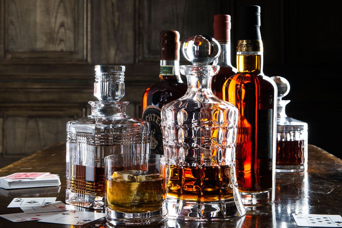 হুইস্কি (Whisky) শব্দটি এসেছে Usige Betha থেকে৷ যার আভিধানিক অর্থ হল Water For Life অর্থাৎ, জীবনের জন্য জল। তাই বোধহয় এই পানীয়ের নাম শুনলেই অনেকের মনে বয়ে যায় আনন্দের স্রোত-ধারা। তবে হুইস্কি নিয়ে মানুষের মনে ভুল ধারণারও কিন্তু শেষ নেই। যা ভাঙতেই রইল এই প্রতিবেদন। কারণ আজকের বিশেষ দিনে ( (World Whisky Day) সুরাপ্রেমীদের মনে কিছুটা হলেও স্বস্তি বাড়াবে এইসব তথ্য। হুইস্কি (Whisky) শব্দটি এসেছে Usige Betha থেকে৷ যার আভিধানিক অর্থ হল Water For Life অর্থাৎ, জীবনের জন্য জল। তাই বোধহয় এই পানীয়ের নাম শুনলেই অনেকের মনে বয়ে যায় আনন্দের স্রোত-ধারা। তবে হুইস্কি নিয়ে মানুষের মনে ভুল ধারণারও কিন্তু শেষ নেই। যা ভাঙতেই রইল এই প্রতিবেদন। কারণ আজকের বিশেষ দিনে ( (World Whisky Day) সুরাপ্রেমীদের মনে কিছুটা হলেও স্বস্তি বাড়াবে এইসব তথ্য।
