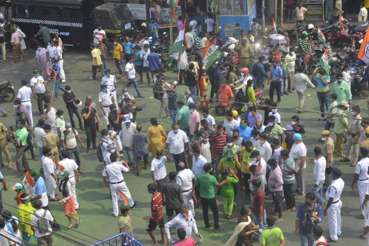 সারা রাজ্যের ট্রেন্ড বলছে, বিজেপির বাংলা দখলের স্বপ্ন পূরণ হচ্ছে না। তৃতীয় বারের জন্য রাজ্যে ক্ষমতায় আসছে তৃণমূল। আর বিজেপি তাঁদের প্রত্যাশার ধারেকাছেও পৌঁছতে পারছে না। তাই বেলা বাড়তেই 'সেলিব্রেশন' মুডে তৃণমূল। সারা রাজ্যের ট্রেন্ড বলছে, বিজেপির বাংলা দখলের স্বপ্ন পূরণ হচ্ছে না। তৃতীয় বারের জন্য রাজ্যে ক্ষমতায় আসছে তৃণমূল। আর বিজেপি তাঁদের প্রত্যাশার ধারেকাছেও পৌঁছতে পারছে না। তাই বেলা বাড়তেই 'সেলিব্রেশন' মুডে তৃণমূল।