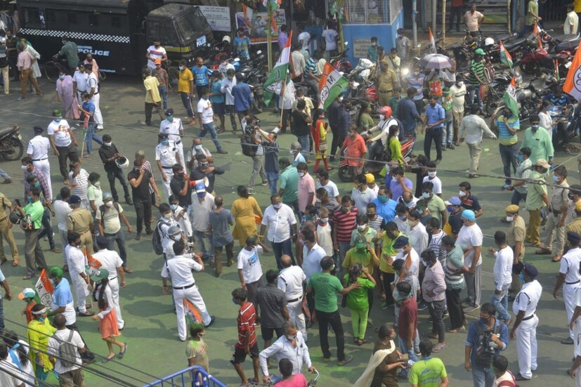 সারা রাজ্যের ট্রেন্ড বলছে, বিজেপির বাংলা দখলের স্বপ্ন পূরণ হচ্ছে না। তৃতীয় বারের জন্য রাজ্যে ক্ষমতায় আসছে তৃণমূল। আর বিজেপি তাঁদের প্রত্যাশার ধারেকাছেও পৌঁছতে পারছে না। তাই বেলা বাড়তেই 'সেলিব্রেশন' মুডে তৃণমূল। ইতিমধ্যেই কালীঘাটে পৌঁছে গিয়েছেন অভিষেক বন্দ্যোপাধ্যায় (Abhishek Banerjee)। দলীয় সমর্থকদের ভিড় তৃণমূল সুপ্রিমোর দোরগোড়ায়। সবুজ আবির, পতাকা, ফেস্টুনে বিজয় যে আর সময়ের অপেক্ষা সেকথা বলাই বাহুল্য। 