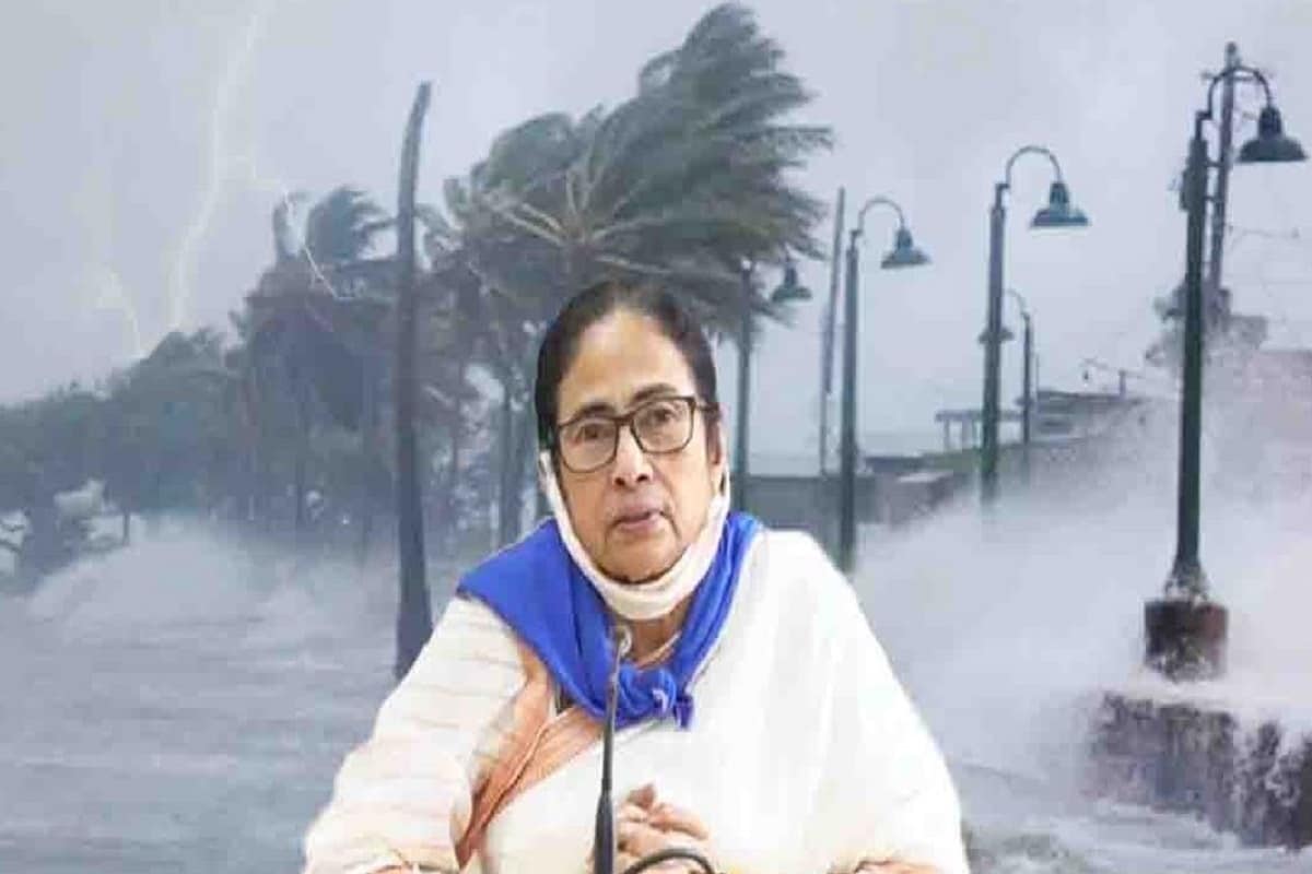 গত বছর মে মাসের ২০ তারিখ, ঠিক আজকের দিনেই রাজ্যে আছড়ে পড়েছিল প্রবল শক্তিশালী সাইক্লোন আমফান (Cyclone Amphan)। এর ঠিক এক বছর পূর্তির দিন রাজ্যের মুখ্যমন্ত্রী মমতা বন্দ্যোপাধ্যায়কে (Mamata Banerjee) আবার রাজ্যের উপকূলবর্তী জেলাগুলিকে “যশ” নামক সাইক্লোনের জন্য সতর্ক করতে হচ্ছে। এদিন নবান্নে মমতা বন্দ্যোপাধ্যায় বলেন, “গত বছর এক দুর্যোগ সালমলেছি। প্রধানমন্ত্রী হেলিকপ্টারে দেখে চলে গেছেন। টাকা দেয়নি। আবার এই বছর একটা দুর্যোগ আসছে। বছর বছর এসব আসছে। আমি কাল বৈঠক করেছি। উপকূলের জেলাগুলিকে সতর্ক করা হয়েছে। রিলিফ সেন্টারগুলোকে প্রস্তুত থাকতে বলা হয়েছে। সতর্ক করা হয়েছে দিঘা, মন্দারমণি ও উপকূলের জেলা গুলোকে।” গত বছর মে মাসের ২০ তারিখ, ঠিক আজকের দিনেই রাজ্যে আছড়ে পড়েছিল প্রবল শক্তিশালী সাইক্লোন আমফান (Cyclone Amphan)। এর ঠিক এক বছর পূর্তির দিন রাজ্যের মুখ্যমন্ত্রী মমতা বন্দ্যোপাধ্যায়কে (Mamata Banerjee) আবার রাজ্যের উপকূলবর্তী জেলাগুলিকে “যশ” নামক সাইক্লোনের জন্য সতর্ক করতে হচ্ছে। এদিন নবান্নে মমতা বন্দ্যোপাধ্যায় বলেন, “গত বছর এক দুর্যোগ সালমলেছি। প্রধানমন্ত্রী হেলিকপ্টারে দেখে চলে গেছেন। টাকা দেয়নি। আবার এই বছর একটা দুর্যোগ আসছে। বছর বছর এসব আসছে। আমি কাল বৈঠক করেছি। উপকূলের জেলাগুলিকে সতর্ক করা হয়েছে। রিলিফ সেন্টারগুলোকে প্রস্তুত থাকতে বলা হয়েছে। সতর্ক করা হয়েছে দিঘা, মন্দারমণি ও উপকূলের জেলা গুলোকে।”
