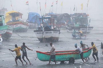 এই মুহূর্তে শহর থেকে কতদূরে ফুঁসছে 'যশ'? ঝড় মোকাবিলায় কতটা প্রস্তুত রাজ্য? জানুন
