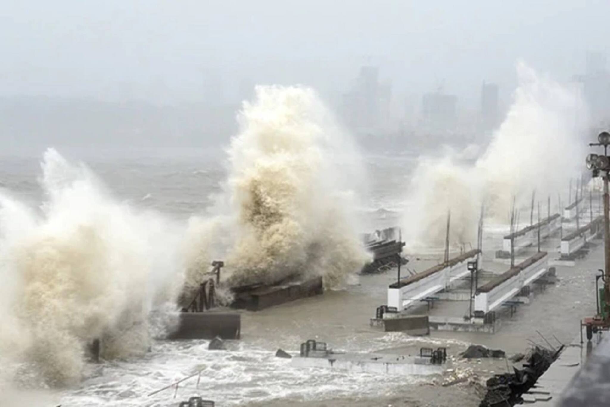 Cyclone YAAS: বাংলায় 'ইয়াস'-র দাপট শুরু! দিঘায় জল বেড়ে উত্তাল সমুদ্র! পাল্লা দিয়ে বাড়ছে বৃষ্টি