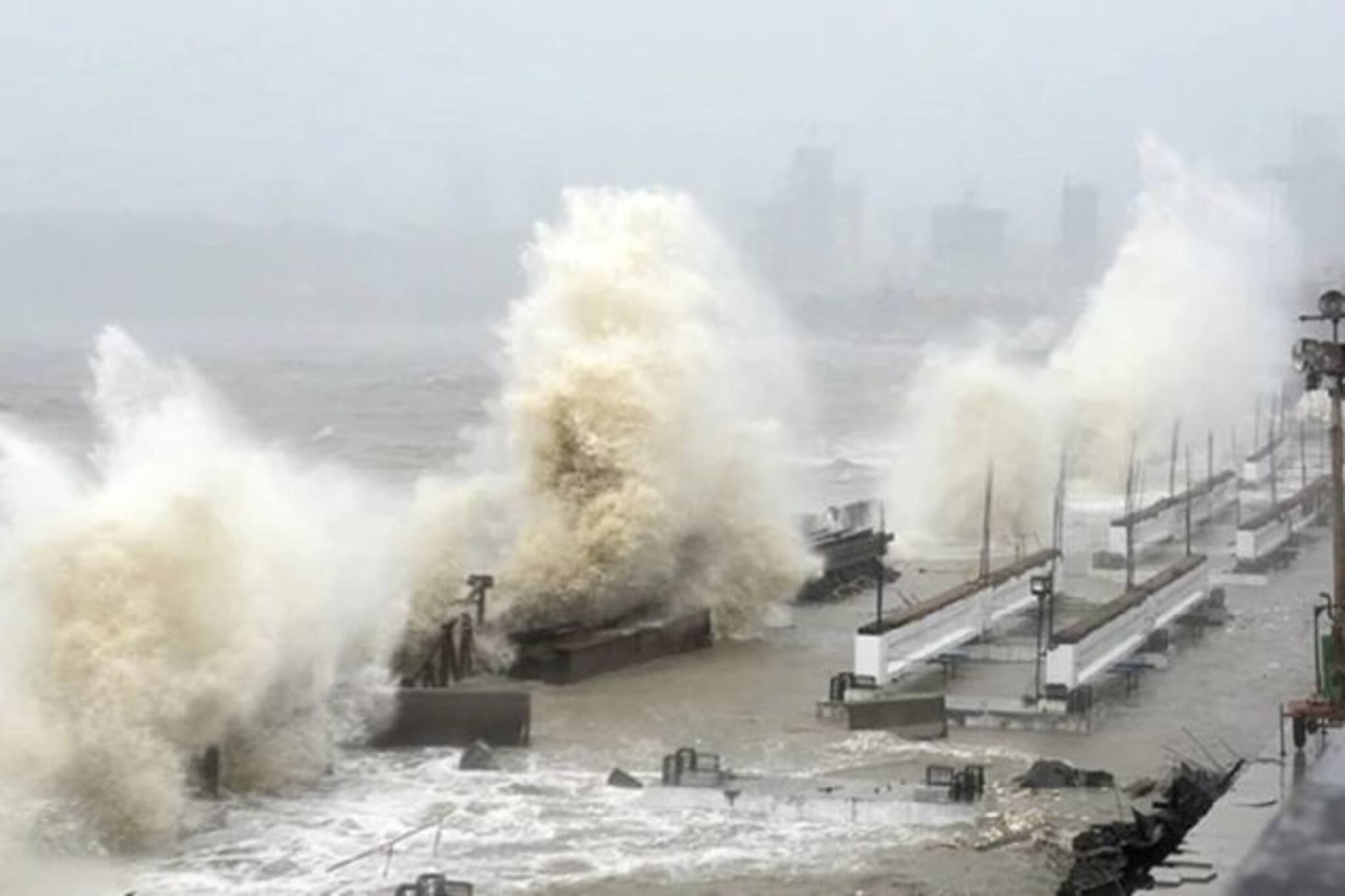 Cyclone YAAS Update: দিঘায় উত্তাল সমুদ্র, ঘূর্ণিঝড়ে পরিণত হয়ে প্রবল গতিতে বাংলার দিকে এগোচ্ছে 'যশ'