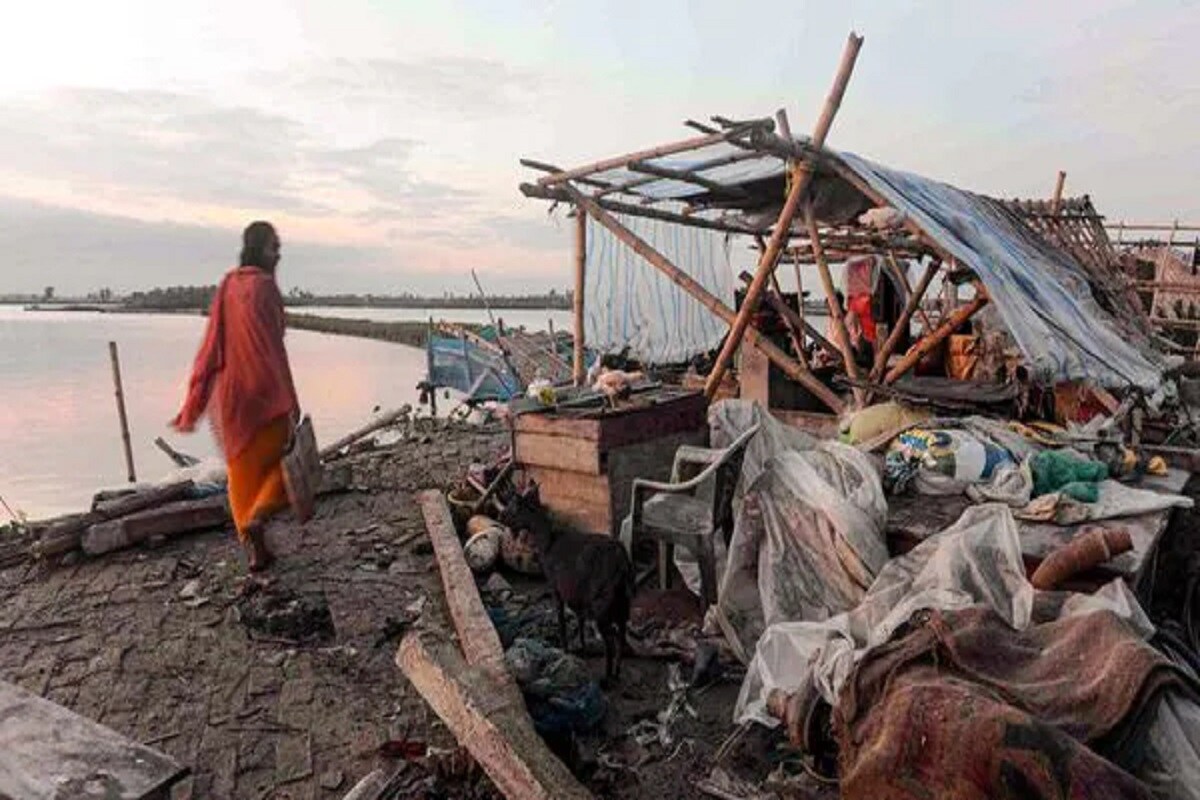 সমুদ্রে ও নদীতে যারা মাছ ধরতে যান তাদের নিষেধ করা হয়েছে। আগামী ২২ থেকে ২৬ মে এই পাঁচদিনের মধ্যে পশ্চিমবঙ্গ এবং ওড়িশার উপকূলে অঞ্চলে তাণ্ডবলীলা চালানোর সম্ভাবনা রয়েছে যশের।রাজ্যের তরফে এই প্রাকৃতিক বিপর্যয় মোকাবিলার জন্য সমস্ত রকমের ব্যবস্থা নেওয়া হয়েছে। সমুদ্রে ও নদীতে যারা মাছ ধরতে যান তাদের নিষেধ করা হয়েছে। আগামী ২২ থেকে ২৬ মে এই পাঁচদিনের মধ্যে পশ্চিমবঙ্গ এবং ওড়িশার উপকূলে অঞ্চলে তাণ্ডবলীলা চালানোর সম্ভাবনা রয়েছে যশের।রাজ্যের তরফে এই প্রাকৃতিক বিপর্যয় মোকাবিলার জন্য সমস্ত রকমের ব্যবস্থা নেওয়া হয়েছে।