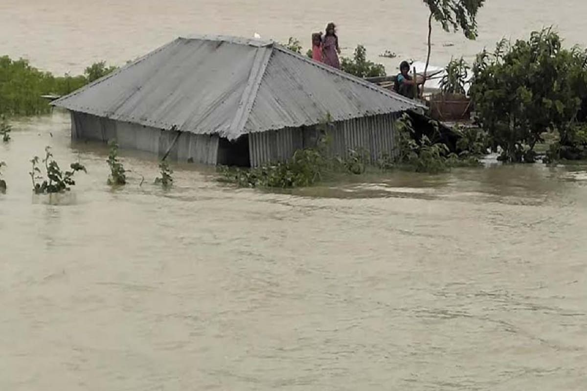 বিপর্যয় মোকাবিলা দফতর পুরো ভেঙে যাওয়া এবং আংশিক ক্ষতিগ্রস্ত বাড়ি মেরামতির দায়িত্ব নিয়েছে। পুরোপুরিভাবে ভেঙে পড়া বাড়ি ঠিক করতে ক্ষতিগ্রস্তদের কুড়ি হাজার টাকা এবং আংশিক ক্ষতিগ্রস্তদের ৫ হাজার টাকা করে দেওয়া হবে। বিপর্যয় মোকাবিলা দফতর পুরো ভেঙে যাওয়া এবং আংশিক ক্ষতিগ্রস্ত বাড়ি মেরামতির দায়িত্ব নিয়েছে। পুরোপুরিভাবে ভেঙে পড়া বাড়ি ঠিক করতে ক্ষতিগ্রস্তদের কুড়ি হাজার টাকা এবং আংশিক ক্ষতিগ্রস্তদের ৫ হাজার টাকা করে দেওয়া হবে।