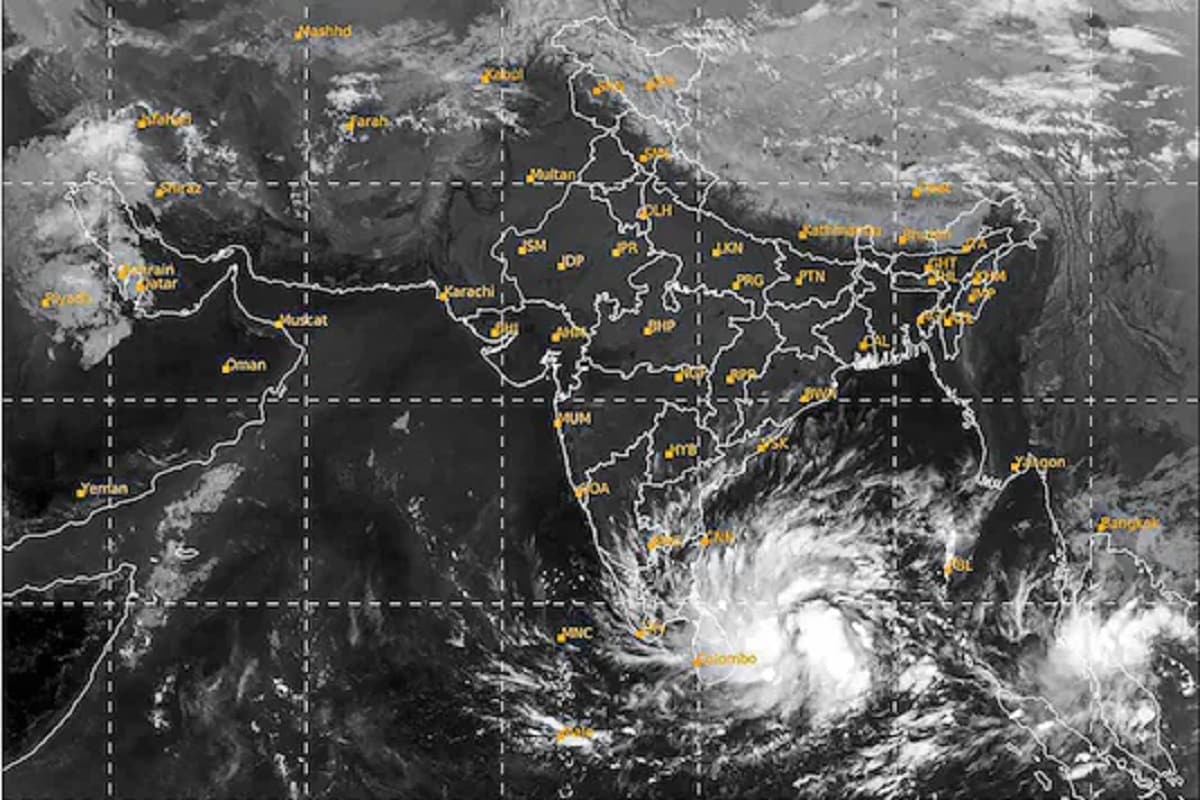 প্রসঙ্গত, আবহাওয়া দফতর জানিয়েছে, আগামী ২২ শে মে রবিবার নাগাদ আন্দামানের উত্তরে এবং পূর্ব-মধ্য বঙ্গোপসাগরের কাছে একটি নিম্নচাপ তৈরি হবে, যা সময়ের সঙ্গে সঙ্গে শক্তিশালী হয়ে ২৪ শে মে একটি ভয়ঙ্কর ঘূর্ণিঝড়ের আকার নেবে। এই ঘূর্ণিঝড় আগামী ২৬ শে মে বিকেল অথবা সকালের দিকে ঘণ্টায় ৬৫ থেকে ৮৫ কিলোমিটার গতিবেগ নিয়ে আছড়ে পড়বে ওড়িশা, পশ্চিমবঙ্গ এবং বাংলাদেশের উপকূলে। যার জেরে ২৫ তারিখ থেকেই বিভিন্ন এলাকায় বৃষ্টি শুরু হয়ে যাবে।সুজিত ভৌমিক প্রসঙ্গত, আবহাওয়া দফতর জানিয়েছে, আগামী ২২ শে মে রবিবার নাগাদ আন্দামানের উত্তরে এবং পূর্ব-মধ্য বঙ্গোপসাগরের কাছে একটি নিম্নচাপ তৈরি হবে, যা সময়ের সঙ্গে সঙ্গে শক্তিশালী হয়ে ২৪ শে মে একটি ভয়ঙ্কর ঘূর্ণিঝড়ের আকার নেবে। এই ঘূর্ণিঝড় আগামী ২৬ শে মে বিকেল অথবা সকালের দিকে ঘণ্টায় ৬৫ থেকে ৮৫ কিলোমিটার গতিবেগ নিয়ে আছড়ে পড়বে ওড়িশা, পশ্চিমবঙ্গ এবং বাংলাদেশের উপকূলে। যার জেরে ২৫ তারিখ থেকেই বিভিন্ন এলাকায় বৃষ্টি শুরু হয়ে যাবে।সুজিত ভৌমিক