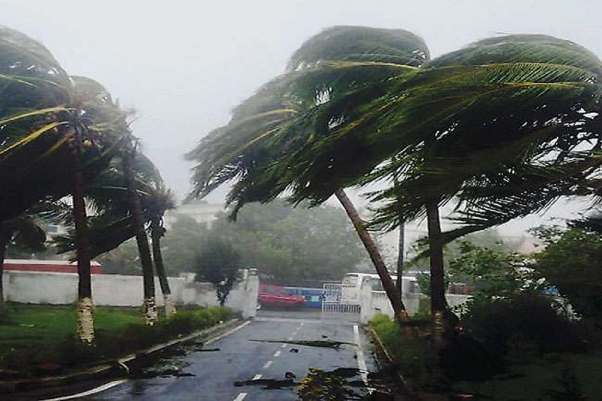 যদিও তার আগেই ধামড়ায় শুরু হয়েছে তাণ্ডবনৃত্য। হাওয়ার তীব্রতা অত্যন্ত বেশি। এখনই হাওয়ার তাণ্ডবে তছনছ হওয়ার মুখে ধামড়া (Dhamra)। সমুদ্রের জলচ্ছাস আছড়ে পড়েছে, জল ঢুকে গিয়েছে এলাকায়। যদিও তার আগেই ধামড়ায় শুরু হয়েছে তাণ্ডবনৃত্য। হাওয়ার তীব্রতা অত্যন্ত বেশি। এখনই হাওয়ার তাণ্ডবে তছনছ হওয়ার মুখে ধামড়া (Dhamra)। সমুদ্রের জলচ্ছাস আছড়ে পড়েছে, জল ঢুকে গিয়েছে এলাকায়।