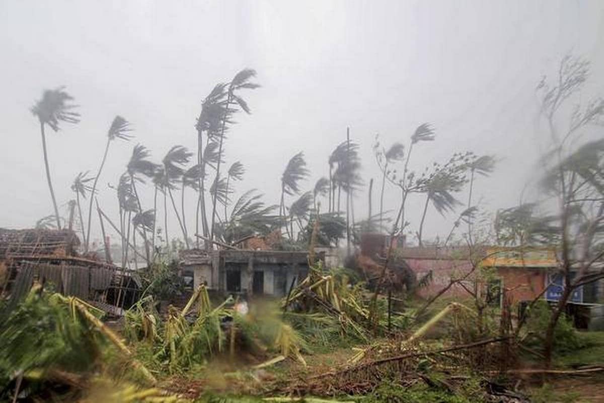 গোটা ধামড়া জুড়েই ঝোড়ো হাওয়া ও ভারী বৃষ্টিপাত শুরু হয়েছে। ছোট ছোট বাড়িগুলির অবস্থা এখনই শোচনীয়। বিস্তীর্ণ এলাকা এখনই জলে ভেসে গিয়েছে। গোটা ধামড়া জুড়েই ঝোড়ো হাওয়া ও ভারী বৃষ্টিপাত শুরু হয়েছে। ছোট ছোট বাড়িগুলির অবস্থা এখনই শোচনীয়। বিস্তীর্ণ এলাকা এখনই জলে ভেসে গিয়েছে।