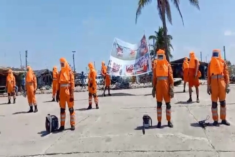 ধেয়ে আসছে ঘূর্ণিঝড় যশ ( Cyclone যাস )। অশনি আশংকায় রাজ্যজুড়ে প্রস্তুতি তুঙ্গে। দেশের পশ্চিম উপকূল থেকে দফায় দফায় রাজ্যে এয়ার লিফট করিয়ে আনা হচ্ছে এনডিআরএফের কর্মীদের। আমফানের মতই বিপর্যয়ের পরেই ঝাঁপিয়ে পড়বে এই জাতীয় বিপর্যয় বাহিনী। তারই মহড়া চলছে উপকূল এলাকায়। ধেয়ে আসছে ঘূর্ণিঝড় যশ ( Cyclone যাস )। অশনি আশংকায় রাজ্যজুড়ে প্রস্তুতি তুঙ্গে। দেশের পশ্চিম উপকূল থেকে দফায় দফায় রাজ্যে এয়ার লিফট করিয়ে আনা হচ্ছে এনডিআরএফের কর্মীদের। আমফানের মতই বিপর্যয়ের পরেই ঝাঁপিয়ে পড়বে এই জাতীয় বিপর্যয় বাহিনী। তারই মহড়া চলছে উপকূল এলাকায়।