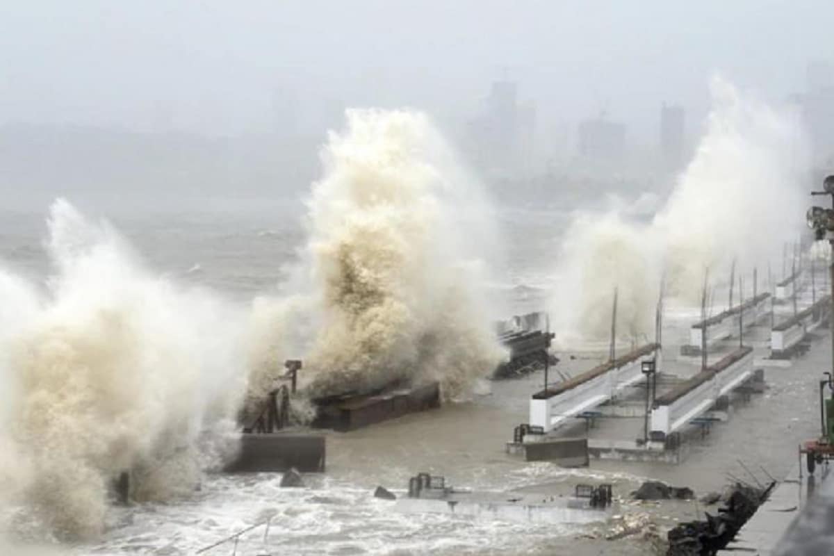 •বুধবার দুপুরে ওড়িশার বালেশ্বরের (Cyclone Yaas Balasore)উপর তীব্র ঘূর্ণিঝড়ের রূপ নিয়ে আছড়ে পড়তে চলেছে ইয়াস৷ সর্বোচ্চ ১৮৫ কিমি প্রতি ঘণ্টা গতিবেগ থাকবে যশের (Cyclone Yaas news) ক্ষমতা৷ এগিয়েও এসেছে ল্যান্ডফলের (Cyclone Yaas Landfall) সম্ভাব্য সময়৷ এই পূর্বাভাস মিলছে৷ তবে মনে করা হচ্ছে যে এই যাত্রায় কলকাতার কান ঘেঁসে বেরিয়ে যেতে পারে ইয়াস৷ তবে বাংলার বিভিন্ন জেলায় (Cyclone Yaas Bengal) যে ধ্বংসলীলা চালাতে চলেছে ইয়াস (Cyclone Yaas latest) , তা জানিয়েছেন আবহাওয়াবিদরা৷ বিশেষ করে দুই মেদিনীপুর ও দুই ২৪ পরগনাতে বেশি দুর্যোগ হতে চলেছে৷ •বুধবার দুপুরে ওড়িশার বালেশ্বরের (Cyclone Yaas Balasore)উপর তীব্র ঘূর্ণিঝড়ের রূপ নিয়ে আছড়ে পড়তে চলেছে ইয়াস৷ সর্বোচ্চ ১৮৫ কিমি প্রতি ঘণ্টা গতিবেগ থাকবে যশের (Cyclone Yaas news) ক্ষমতা৷ এগিয়েও এসেছে ল্যান্ডফলের (Cyclone Yaas Landfall) সম্ভাব্য সময়৷ এই পূর্বাভাস মিলছে৷ তবে মনে করা হচ্ছে যে এই যাত্রায় কলকাতার কান ঘেঁসে বেরিয়ে যেতে পারে ইয়াস৷ তবে বাংলার বিভিন্ন জেলায় (Cyclone Yaas Bengal) যে ধ্বংসলীলা চালাতে চলেছে ইয়াস (Cyclone Yaas latest) , তা জানিয়েছেন আবহাওয়াবিদরা৷ বিশেষ করে দুই মেদিনীপুর ও দুই ২৪ পরগনাতে বেশি দুর্যোগ হতে চলেছে৷