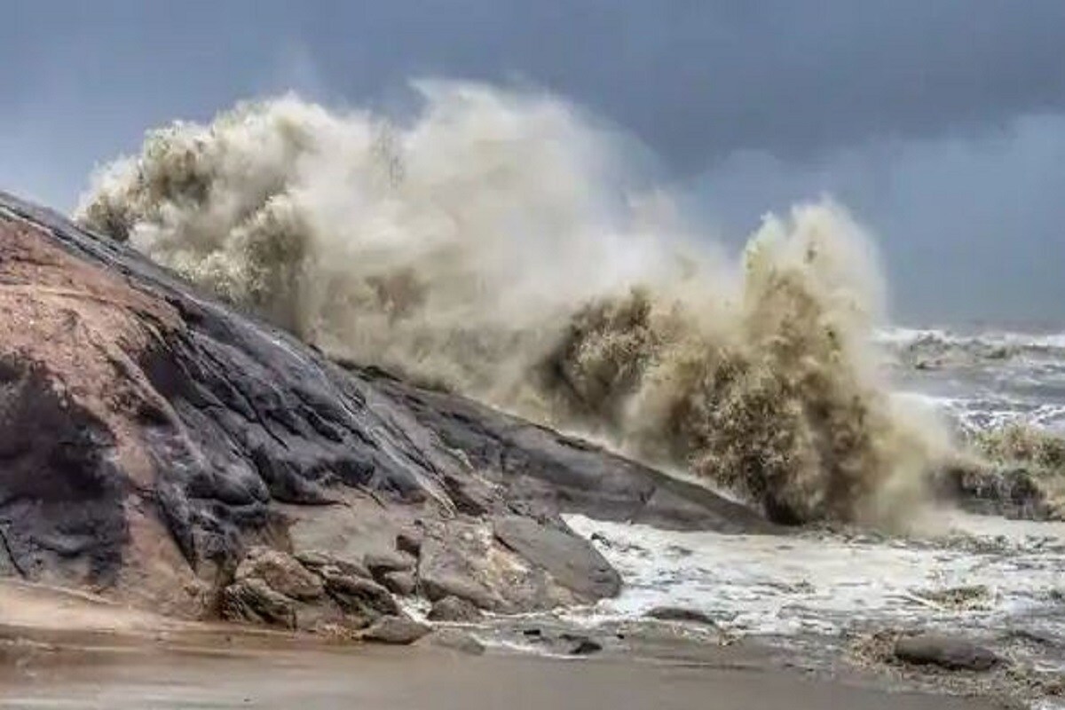 •যশের প্রভাবে ভারী থেকে অতি ভারী বৃষ্টি হবে রাজ্যের উপকূলবর্তী জেলাগুলিতে, (Heavy Rainfall Cyclone Yaas)এমনই পূর্বাভাস। হাওয়া অফিসের পক্ষ থেকে ইতিমধ্যেই পূর্ব মেদিনীপুর, উত্তর এবং দক্ষিণ ২৪ পরগণা এবং কলকাতায় সতর্কতা জারি করা হয়েছে। এই সমস্ত জেলাগুলিতে প্রবল বৃষ্টির পাশাপাশি দমকা হাওয়া বইবে। যার ফলে বপরজস্ত হবে জনজীবন। (প্রতীকী ছবি) •যশের প্রভাবে ভারী থেকে অতি ভারী বৃষ্টি হবে রাজ্যের উপকূলবর্তী জেলাগুলিতে, (Heavy Rainfall Cyclone Yaas)এমনই পূর্বাভাস। হাওয়া অফিসের পক্ষ থেকে ইতিমধ্যেই পূর্ব মেদিনীপুর, উত্তর এবং দক্ষিণ ২৪ পরগণা এবং কলকাতায় সতর্কতা জারি করা হয়েছে। এই সমস্ত জেলাগুলিতে প্রবল বৃষ্টির পাশাপাশি দমকা হাওয়া বইবে। যার ফলে বপরজস্ত হবে জনজীবন। (প্রতীকী ছবি)