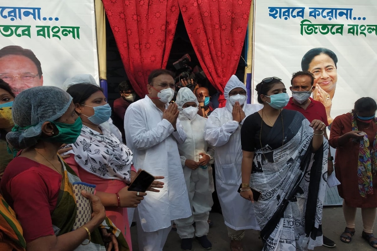 *মদন মিত্র আরও বলেন, বেশ কিছু মোবাইল নম্বরে ফোন করলেই মিলবে পরিষেবা। কামারহাটির পার্লারে অক্সিজেন নেওয়ার সময় গান শুনবেন রোগীরা। রোগীর আত্মীয় পরিজনরা সর্বক্ষণ দেখতে পাবেন সিসি ক্যামেরার মাধ্যমে। কোনও রোগীর পরিবার রোগীর সঙ্গে কথাও বলতে পারবেন অত্যাধুনিক প্রযুক্তির মাধ্যমে। *মদন মিত্র আরও বলেন, বেশ কিছু মোবাইল নম্বরে ফোন করলেই মিলবে পরিষেবা। কামারহাটির পার্লারে অক্সিজেন নেওয়ার সময় গান শুনবেন রোগীরা। রোগীর আত্মীয় পরিজনরা সর্বক্ষণ দেখতে পাবেন সিসি ক্যামেরার মাধ্যমে। কোনও রোগীর পরিবার রোগীর সঙ্গে কথাও বলতে পারবেন অত্যাধুনিক প্রযুক্তির মাধ্যমে।