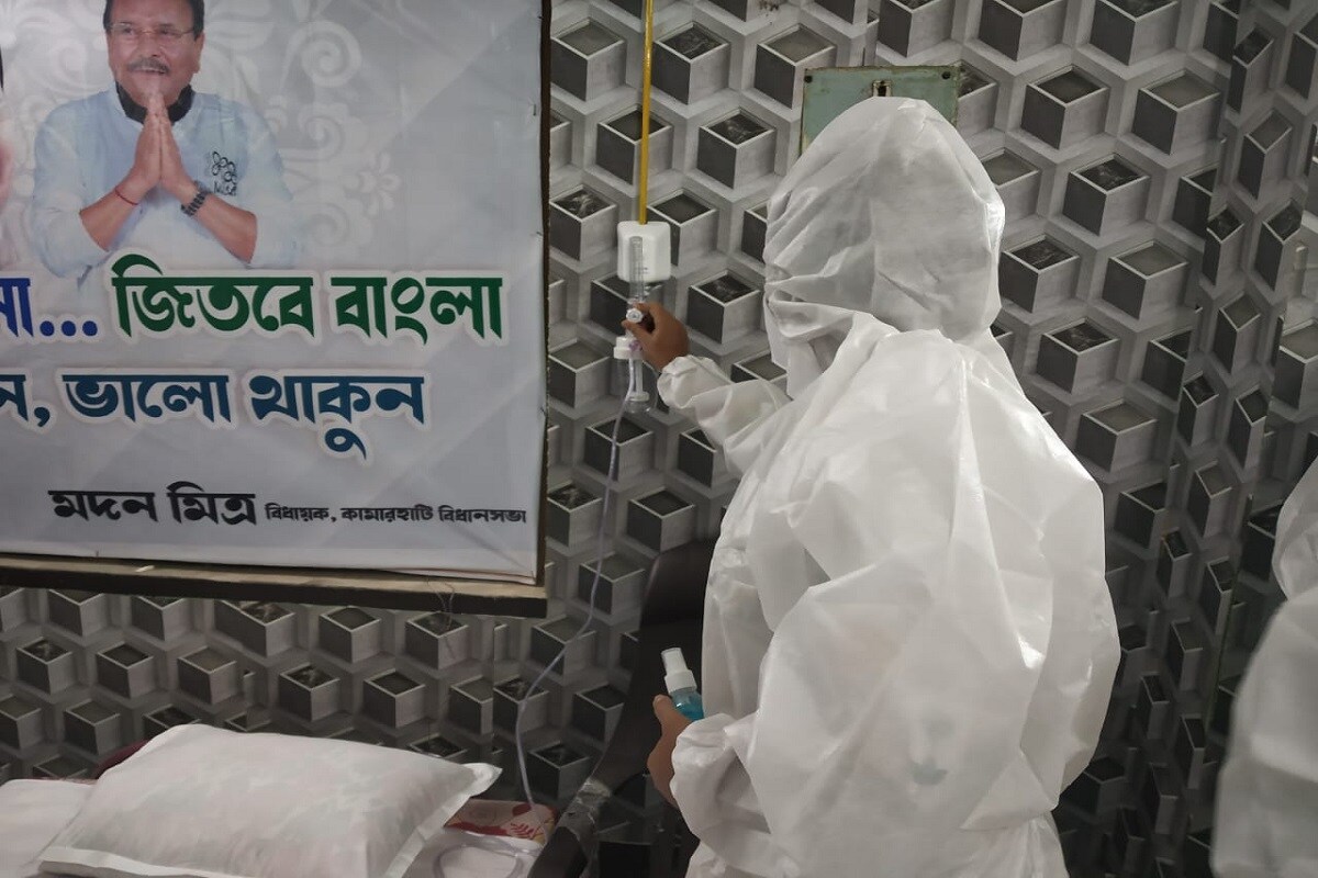 *মদন মিত্র রবিবার বলেন, অনেকদিন কামারহাটিতে তৃণমূল কংগ্রেস অক্সিজেন পায়নি, সিলিন্ডার থাকলেও অক্সিজেনের অভাব বোধ করছিলেন, এ বার সেই অক্সিজেন নিয়ে পাঁচ বছরের জন্য হাজির থাকবে মদন মিত্র। অক্সিজেন পার্লারের শুরুর দিনই এলাকার বাসিন্দাদের মদন মিত্র আবেদন করেন সবাই অক্সিজেন নিন, তবে ফাঁকা সিলিন্ডারগুলো ফিরিয়ে দিন। *মদন মিত্র রবিবার বলেন, অনেকদিন কামারহাটিতে তৃণমূল কংগ্রেস অক্সিজেন পায়নি, সিলিন্ডার থাকলেও অক্সিজেনের অভাব বোধ করছিলেন, এ বার সেই অক্সিজেন নিয়ে পাঁচ বছরের জন্য হাজির থাকবে মদন মিত্র। অক্সিজেন পার্লারের শুরুর দিনই এলাকার বাসিন্দাদের মদন মিত্র আবেদন করেন সবাই অক্সিজেন নিন, তবে ফাঁকা সিলিন্ডারগুলো ফিরিয়ে দিন।