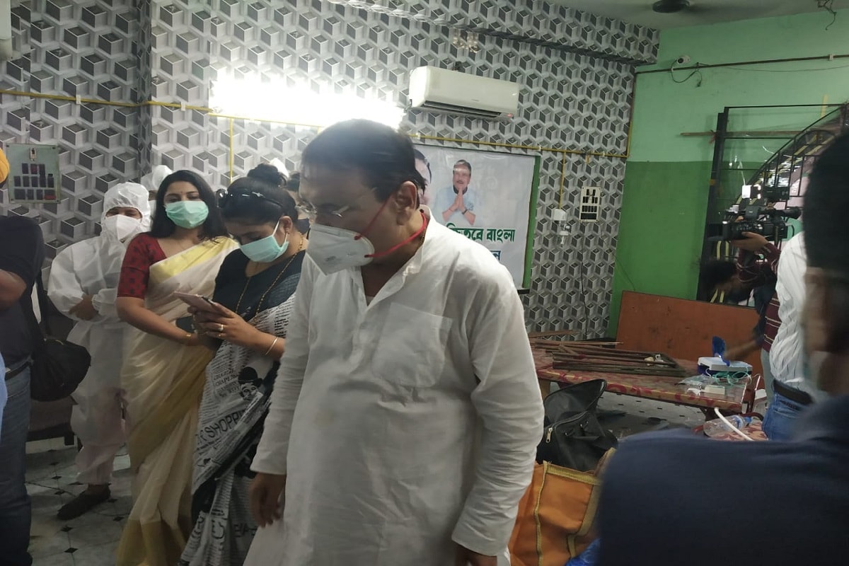 *এ দিন তৃণমূল কংগ্রেসের বিধায়ক বলেন, এই ধরনের অক্সিজেন পার্লার কামারহাটি বিধানসভা এলাকায় আরও তৈরি করা হবে। কিছুদিন আগে এই পার্লারের ঘোষনা মদন মিত্র তার ফেসবুক লাইভে করেছিলেন। সেখানে তিনি বলেছিলেন কালোবাজারি কথা। রবিবার অক্সিজেন পার্লার উদ্বোধন করতে এসে একই কথা বলেন তিনি। *এ দিন তৃণমূল কংগ্রেসের বিধায়ক বলেন, এই ধরনের অক্সিজেন পার্লার কামারহাটি বিধানসভা এলাকায় আরও তৈরি করা হবে। কিছুদিন আগে এই পার্লারের ঘোষনা মদন মিত্র তার ফেসবুক লাইভে করেছিলেন। সেখানে তিনি বলেছিলেন কালোবাজারি কথা। রবিবার অক্সিজেন পার্লার উদ্বোধন করতে এসে একই কথা বলেন তিনি।