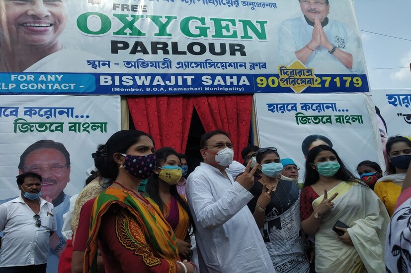 *তিনি বলেন, &quot;শুধুই যে কালোবাজারি হচ্ছে অক্সিজেন তা নয়, নানান জিনিসপত্র যা করোনাকালে অতিগুরুত্বপূর্ণ তাও কালোবাজারি হচ্ছে।&quot; তাই এ সব বন্ধ করে সমাজের পাশে দাঁড়াতে মানুষকে আরও মানবিক ও সচেতন হওয়ার পরামর্শ দেন মদন মিত্র।