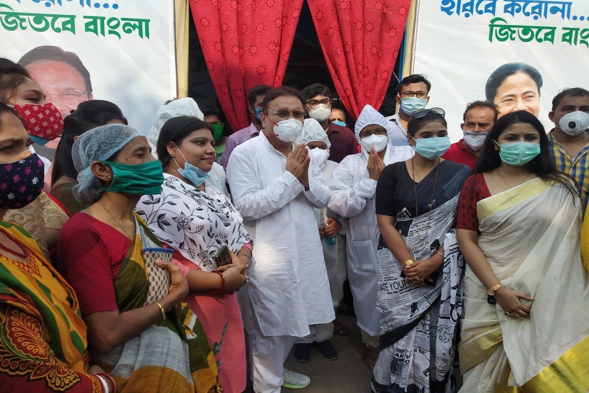 *রবিবার দুপুরে কামারহাটিতে চালু হল অক্সিজেন পার্লার। ১০০ শয্যার ব্যবস্থা থাকলেও বর্তমানে দশ শয্যা নিয়ে চালু হল পার্লার। যখন অক্সিজেনের অভাব বোধ করছে গোটা রাজ্য তখন এই অক্সিজেন পার্লার অনেকটাই বাড়তি অক্সিজেন যোগাবে কামারহাটির বাসিন্দাদের। তথ্য ও ছবিঃ সুশোভন ভট্টাচার্য। *রবিবার দুপুরে কামারহাটিতে চালু হল অক্সিজেন পার্লার। ১০০ শয্যার ব্যবস্থা থাকলেও বর্তমানে দশ শয্যা নিয়ে চালু হল পার্লার। যখন অক্সিজেনের অভাব বোধ করছে গোটা রাজ্য তখন এই অক্সিজেন পার্লার অনেকটাই বাড়তি অক্সিজেন যোগাবে কামারহাটির বাসিন্দাদের। তথ্য ও ছবিঃ সুশোভন ভট্টাচার্য।