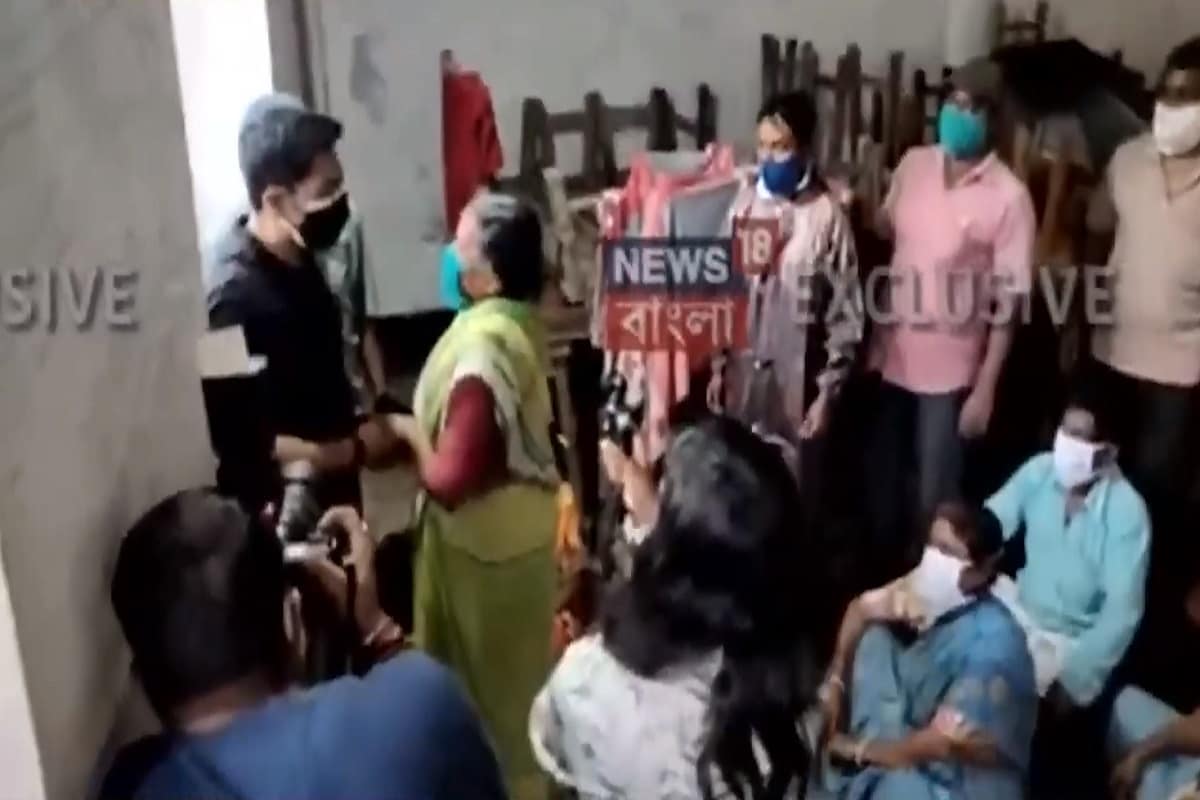 *এ দিন অভিষেক যখন একটি ত্রাণ শিবিরে গিয়েছেন, তখন কথা বলার সময় সাংসদের হাত ধরে কেঁদে ফেলেন এক মহিলা। বর্ষীয়ান ওই মহিলার পাশে থাকার আশ্বাস দেন সাংসদ। তিনি বললেন, 'চিন্তা করবেন না প্রশাসন সকলের পাশে আছে।' *এ দিন অভিষেক যখন একটি ত্রাণ শিবিরে গিয়েছেন, তখন কথা বলার সময় সাংসদের হাত ধরে কেঁদে ফেলেন এক মহিলা। বর্ষীয়ান ওই মহিলার পাশে থাকার আশ্বাস দেন সাংসদ। তিনি বললেন, 'চিন্তা করবেন না প্রশাসন সকলের পাশে আছে।'