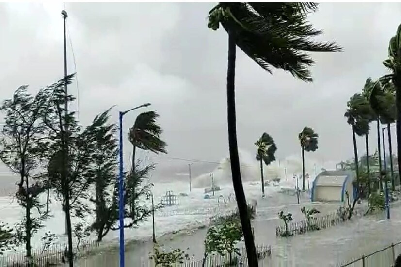 হলদিয়া- পূর্ব মেদিনীপুরের বন্দর শহর হলদিয়াতেও ইয়াসের যথেষ্ট প্রভাব পড়েছে৷ সেখানে হাওয়ার সর্বোচ্চ গতিবেগ ছিল ঘণ্টায় ৬৫ কিলোমিটার৷ 