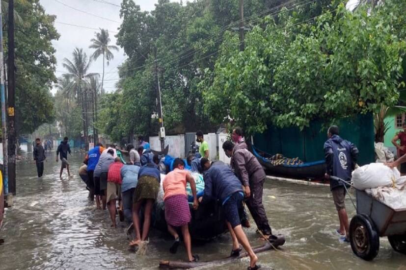 •Cyclone Tauktae নিয়ে গুজরাতের মুখ্য সচিব আপৎকালীন বৈঠক করেছেন৷ এই সাইক্লোন গুজরাতের ১৪ টি জেলায় প্রভাব ফেলবে৷ এই সব জেলায় কোভিড প্রটোকল মেনে কীভাবে বিপর্যয় মোকাবিলা সম্ভব তার জন্য ডিএমদের সঙ্গে বৈঠক চলছে৷