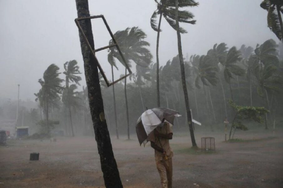  •ভয়ঙ্কর আকার ধারণ করছে ঘূর্ণিঝড় টাউতে (Cyclone Tauktae )৷ যার জেরে কমলা সতর্কতা (Cyclone Tauktae Orange Alert) জারি করেছে মৌসম ভবন (IMD)৷ রবিবার অর্থাৎ আজ থেকে এর প্রভাব পড়তে চলেছে মুম্বই সহ গোটা মহারাষ্ট্রে (Cyclone Tauktae to hit Mumbai)৷ চূড়ান্ত দাপট দেখাতে চলেছে টাউতে৷ (Cyclone Tauktae  severe cyclone) ভারী থেকে অতি ভারী বৃষ্টির সাক্ষী থাকতে চলেছে মুম্বই৷ পশ্চিম মহারাষ্ট্রের পার্বত্য অঞ্চলে বজায় থাকবে ঝড়ের দাপট৷ পূর্বাভাস মৌসম ভবনের৷ (File Photo)