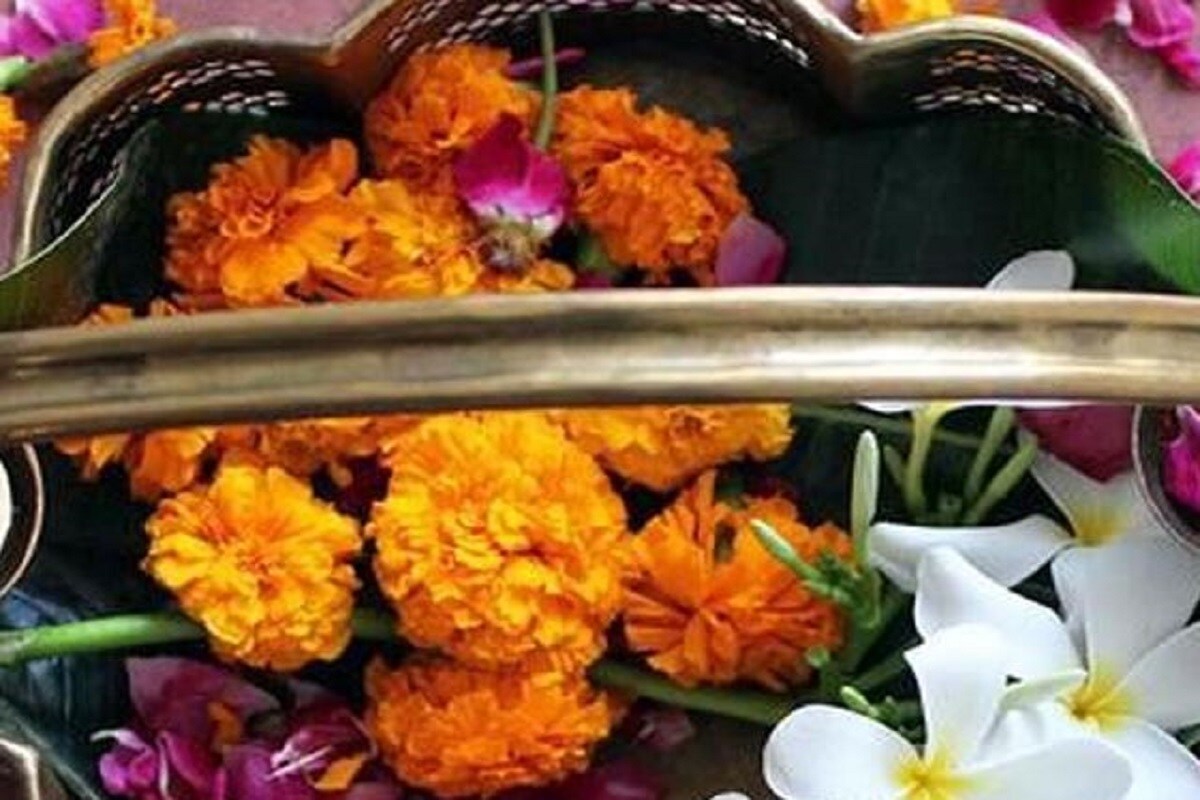 •বৈশ্যপুত্র নীরব থাকেন। কেন না, তখনও পিত্রালয় থেকে বধূ তাঁর গৃহে পদার্পণ করেননি। কামতাড়নায় তিনি সেই সন্ধ্যাতেই বধূকে পিত্রালয় থেকে নিয়ে আসতে উদ্যত হলে তাঁর মা বাধা দেন। তিনি বলেন যে এই সময়ে আকাশে শুক্রগ্রহের উপস্থিতি নেই, অতএব বৈশ্যপুত্রের বধূর সঙ্গে মিলনের বাসনা পূর্ণ হবে না। কিন্তু তিনি মায়ের কথা অবহেলা করে সেই রাতেই বধূকে পিত্রালয় থেকে নিয়ে নিজের বাড়ির দিকে রওনা দেন। •বৈশ্যপুত্র নীরব থাকেন। কেন না, তখনও পিত্রালয় থেকে বধূ তাঁর গৃহে পদার্পণ করেননি। কামতাড়নায় তিনি সেই সন্ধ্যাতেই বধূকে পিত্রালয় থেকে নিয়ে আসতে উদ্যত হলে তাঁর মা বাধা দেন। তিনি বলেন যে এই সময়ে আকাশে শুক্রগ্রহের উপস্থিতি নেই, অতএব বৈশ্যপুত্রের বধূর সঙ্গে মিলনের বাসনা পূর্ণ হবে না। কিন্তু তিনি মায়ের কথা অবহেলা করে সেই রাতেই বধূকে পিত্রালয় থেকে নিয়ে নিজের বাড়ির দিকে রওনা দেন।