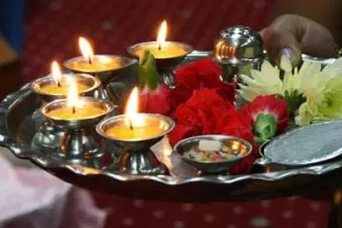 •শুক্র কী ভাবে দাম্পত্য তথা সামগ্রিক যৌনজীবনকে প্রভাবিত করেন, তা নিয়ে একটি উপাখ্যান প্রচলিত রয়েছে। বলা হয়, একদা এক দেশে এক রাজপুত্র, ব্রাহ্ণপুত্র এবং বৈশ্যপুত্রের মধ্যে অতীব সখ্যতা ছিল। তাঁদের এক সময়েই বিবাহ হয়। একদা এক সন্ধ্যায় তিন বন্ধু মিলিত হয়ে দাম্পত্যসুখের বিষয়ে আলোচনা করছিলেন। রাজপুত্র এবং ব্রাহ্মণপুত্র এই বিষয়ে নিজেদের বধূদের প্রভূত প্রশংসা করেন এবং বলেন যে তাঁরা পূর্ণ কামসুখ উপভোগ করছেন। •শুক্র কী ভাবে দাম্পত্য তথা সামগ্রিক যৌনজীবনকে প্রভাবিত করেন, তা নিয়ে একটি উপাখ্যান প্রচলিত রয়েছে। বলা হয়, একদা এক দেশে এক রাজপুত্র, ব্রাহ্ণপুত্র এবং বৈশ্যপুত্রের মধ্যে অতীব সখ্যতা ছিল। তাঁদের এক সময়েই বিবাহ হয়। একদা এক সন্ধ্যায় তিন বন্ধু মিলিত হয়ে দাম্পত্যসুখের বিষয়ে আলোচনা করছিলেন। রাজপুত্র এবং ব্রাহ্মণপুত্র এই বিষয়ে নিজেদের বধূদের প্রভূত প্রশংসা করেন এবং বলেন যে তাঁরা পূর্ণ কামসুখ উপভোগ করছেন।