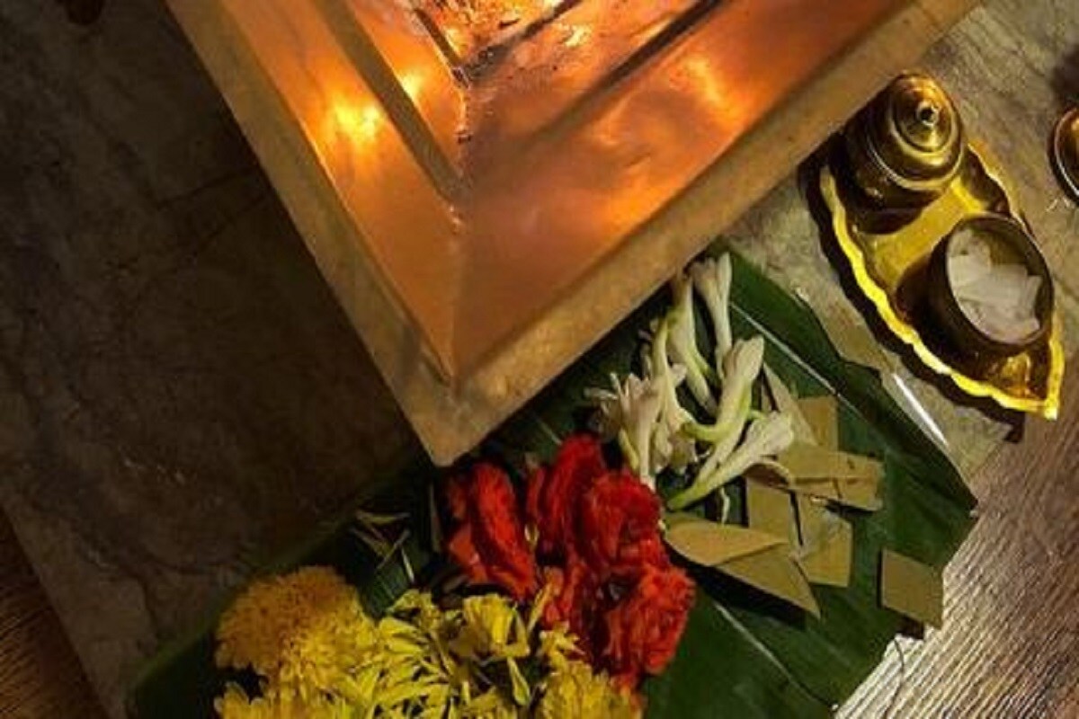•বলা হয়, শুক্রাচার্য সাদা ফুল পছন্দ করেন। তাই এই দিন যে কোনও সাদা ফুল, বিশেষ করে মগরা এবং শ্বেতপদ্মে লক্ষ্মীদেবীর সঙ্গে তাঁকে অর্ঘ্য দেওয়া উচিত।শুক্রাচার্যের পছন্দের রঙ সাদা এবং লাল, তাই ব্রত উদযাপনকারীদের পক্ষে এই রঙের পোশাক পরা কর্তব্য়।সারা দিন উপবাসে থেকে দেবী লক্ষ্মী এবং শুক্রাচার্যের পূজা করতে হবে।পূর্ণ উপবাস বাঞ্ছনীয়, সমর্থ না হলে দুধ বা পায়স খাওয়া যায়। •বলা হয়, শুক্রাচার্য সাদা ফুল পছন্দ করেন। তাই এই দিন যে কোনও সাদা ফুল, বিশেষ করে মগরা এবং শ্বেতপদ্মে লক্ষ্মীদেবীর সঙ্গে তাঁকে অর্ঘ্য দেওয়া উচিত।শুক্রাচার্যের পছন্দের রঙ সাদা এবং লাল, তাই ব্রত উদযাপনকারীদের পক্ষে এই রঙের পোশাক পরা কর্তব্য়।সারা দিন উপবাসে থেকে দেবী লক্ষ্মী এবং শুক্রাচার্যের পূজা করতে হবে।পূর্ণ উপবাস বাঞ্ছনীয়, সমর্থ না হলে দুধ বা পায়স খাওয়া যায়।