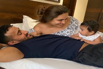 অবাক চোখে মা-বাবাকে দেখছে ছোট্ট আরভ, অনিতা-রোহিতের একরত্তির ছবি ভাইরাল