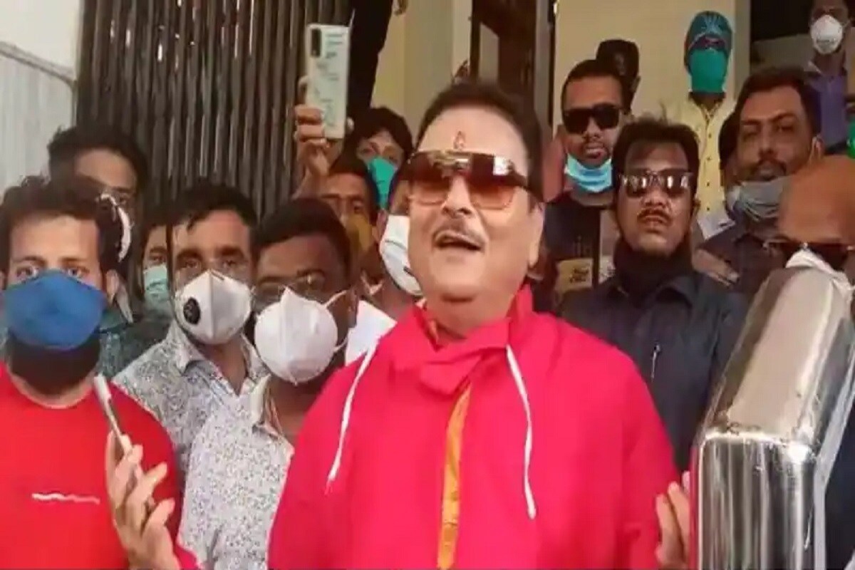প্রসঙ্গত, গ্রেফতার হওয়ার আগে নিয়মিত ফেসবুক লাইভে আসতেন কামারহাটির বিধায়ক৷ এতদিন আইনি জটিলতায় এবং অসুস্থ থাকায় ফেসবুকে দেখতে পাওয়া যায়নি তাঁকে৷ শনি আর রবিবার অবশ্য একেবারে খোশমেজাজেই পাওয়া গেল তাঁকে। সংগৃহীত ছবি। প্রসঙ্গত, গ্রেফতার হওয়ার আগে নিয়মিত ফেসবুক লাইভে আসতেন কামারহাটির বিধায়ক৷ এতদিন আইনি জটিলতায় এবং অসুস্থ থাকায় ফেসবুকে দেখতে পাওয়া যায়নি তাঁকে৷ শনি আর রবিবার অবশ্য একেবারে খোশমেজাজেই পাওয়া গেল তাঁকে। সংগৃহীত ছবি।