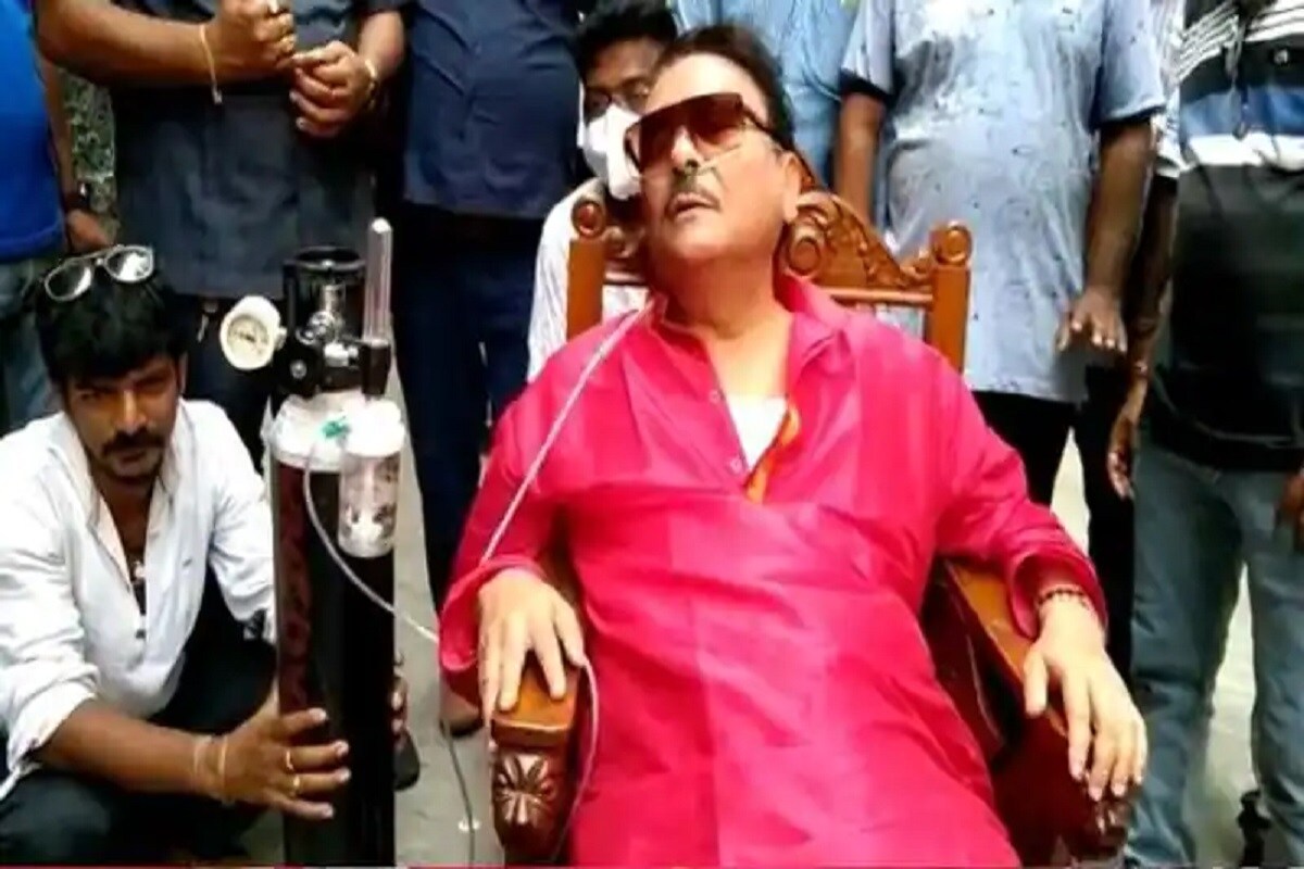 *এ দিন আচমকাই শ্বাসকষ্ট শুরু হয় মদন মিত্রের। ইন হেলার নেওয়ার পরেও না কমায় রাস্তাতেই অক্সিজেন দিতে হয় তাঁকে। এরপর তাঁকে বাড়ি নিয়ে যাওয়া হয়। যদিও আপাতত সুস্থ হয়েছেন তিনি। সংগৃহীত ছবি। *এ দিন আচমকাই শ্বাসকষ্ট শুরু হয় মদন মিত্রের। ইন হেলার নেওয়ার পরেও না কমায় রাস্তাতেই অক্সিজেন দিতে হয় তাঁকে। এরপর তাঁকে বাড়ি নিয়ে যাওয়া হয়। যদিও আপাতত সুস্থ হয়েছেন তিনি। সংগৃহীত ছবি।