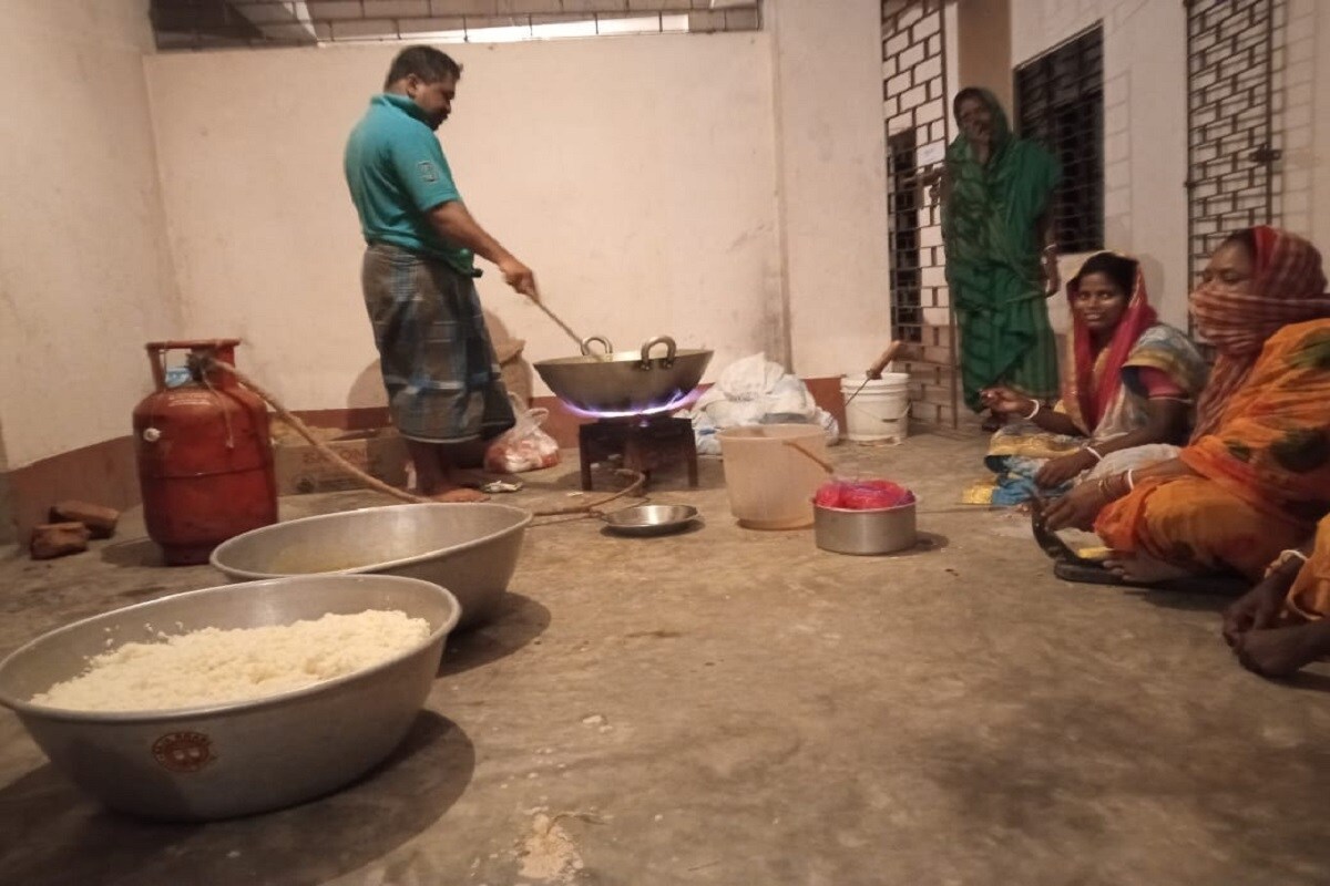 *রবিবার প্রশাসনের উদ্যোগে মৌসুনি দ্বীপে চালু হল কমিউনিটি কিচেন। উপস্থিত ছিলেন সুন্দরবন উন্নয়ন মন্ত্রী বঙ্কিমচন্দ্র হাজরা, মহকুমা শাসক অরন্য বন্দ্যোপাধ্যায়, বিডিও শান্তনু সিংহ ঠাকুর, সুন্দরবন পুলিশ জেলার পুলিশ সুপার ভাস্কর মুখোপাধ্যায়-সহ জেলা প্রশাসনের অন্যান্য পদস্থ কর্তারা। *রবিবার প্রশাসনের উদ্যোগে মৌসুনি দ্বীপে চালু হল কমিউনিটি কিচেন। উপস্থিত ছিলেন সুন্দরবন উন্নয়ন মন্ত্রী বঙ্কিমচন্দ্র হাজরা, মহকুমা শাসক অরন্য বন্দ্যোপাধ্যায়, বিডিও শান্তনু সিংহ ঠাকুর, সুন্দরবন পুলিশ জেলার পুলিশ সুপার ভাস্কর মুখোপাধ্যায়-সহ জেলা প্রশাসনের অন্যান্য পদস্থ কর্তারা।