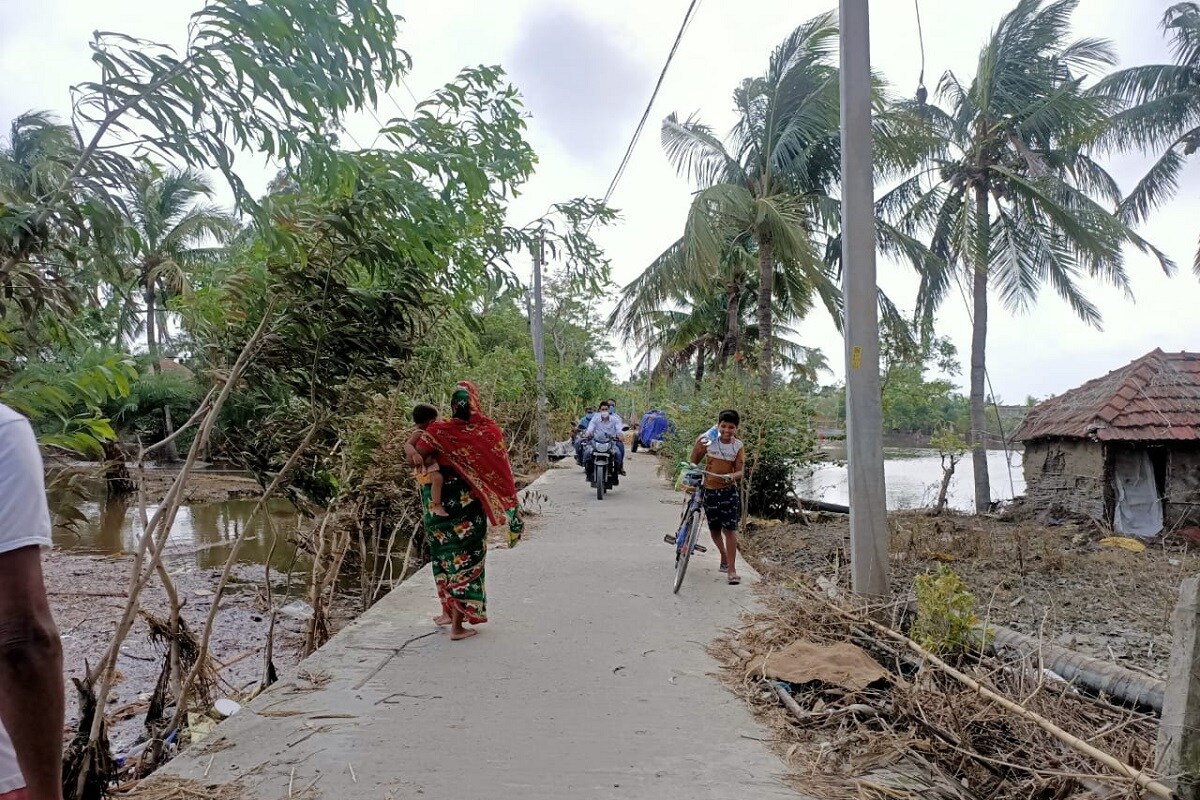 *যে দ্বীপের মানুষের একমাত্র আয় পর্যটন কেন্দ্রিক। সেখানে লকডাউন শুরু হওয়ায় এমনিই অভাব অনটন ছিল তাঁদের নিত্যসঙ্গী। তারপর ইয়াস কপিনে শেষ পেরেক পুঁতে দিল। এখন মৌসুনি জুড়ে শুধুই মানুষের কান্না, হাহাকার। তবে প্রশাসনের তরফে জানানো হয়েছে, যতটা সম্ভব মানুষের পাশে দাঁড়ানো হবে। *যে দ্বীপের মানুষের একমাত্র আয় পর্যটন কেন্দ্রিক। সেখানে লকডাউন শুরু হওয়ায় এমনিই অভাব অনটন ছিল তাঁদের নিত্যসঙ্গী। তারপর ইয়াস কপিনে শেষ পেরেক পুঁতে দিল। এখন মৌসুনি জুড়ে শুধুই মানুষের কান্না, হাহাকার। তবে প্রশাসনের তরফে জানানো হয়েছে, যতটা সম্ভব মানুষের পাশে দাঁড়ানো হবে।