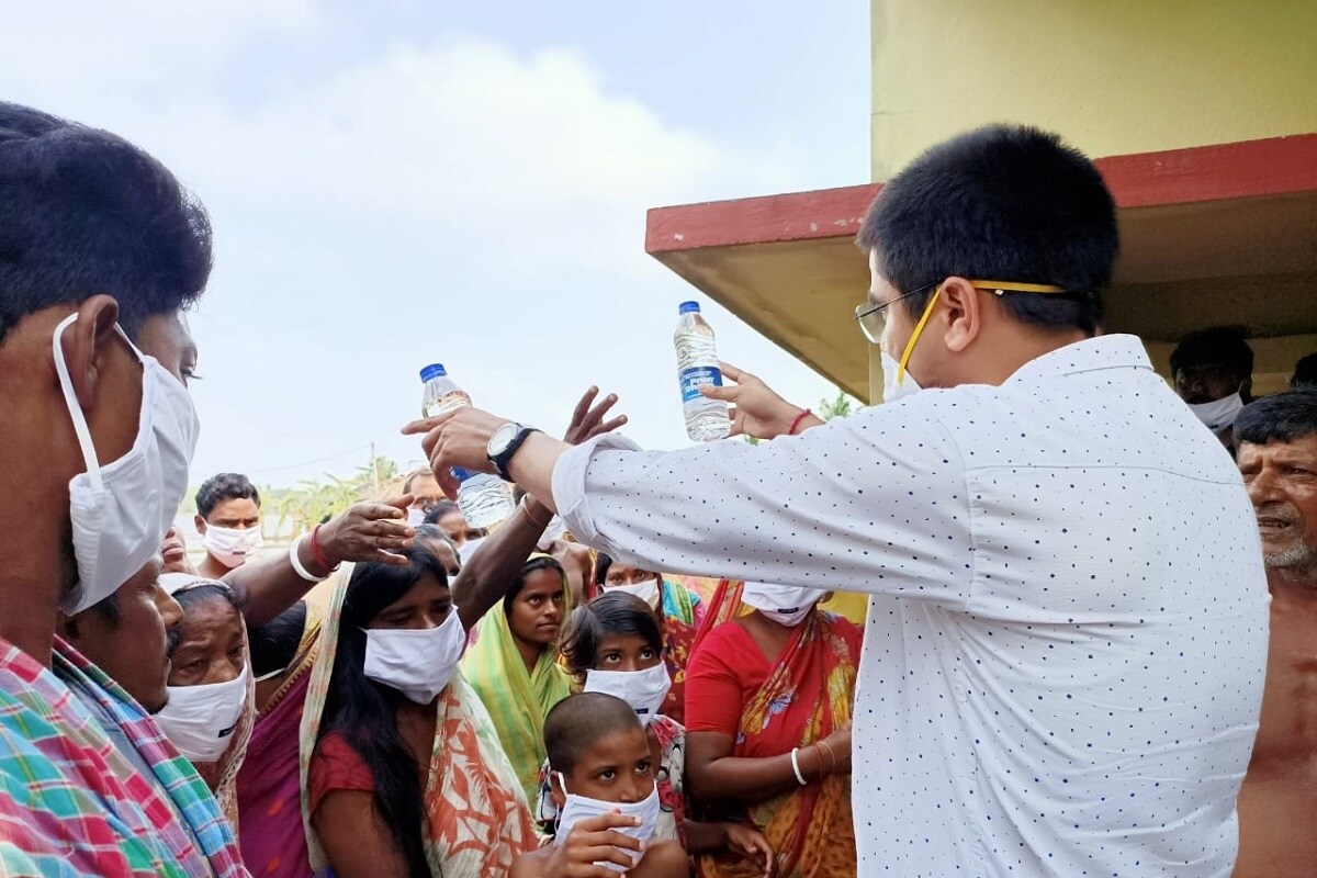 *এমতাবস্থায় সাড়ে বারো হাজার মানুষকে প্রতিদিন খাওয়ানোর ব্যবস্থা করা হচ্ছে। প্রায় ৪৫টি জায়গায় প্রশাসনের পক্ষ থেকে তাঁদের রাখার ব্যবস্থা করা হয়েছে। সেখানেই আজ থেকে রান্না করে খাওয়ানোর ব্যবস্থা হয়েছে। এ দিন রান্না হয়েছে খিচুড়ি। প্রশাসনের কর্তারা আসহায় মানুষগুলর হাতে তুলে দিয়েছেন সেই খাবার। *এমতাবস্থায় সাড়ে বারো হাজার মানুষকে প্রতিদিন খাওয়ানোর ব্যবস্থা করা হচ্ছে। প্রায় ৪৫টি জায়গায় প্রশাসনের পক্ষ থেকে তাঁদের রাখার ব্যবস্থা করা হয়েছে। সেখানেই আজ থেকে রান্না করে খাওয়ানোর ব্যবস্থা হয়েছে। এ দিন রান্না হয়েছে খিচুড়ি। প্রশাসনের কর্তারা আসহায় মানুষগুলর হাতে তুলে দিয়েছেন সেই খাবার।