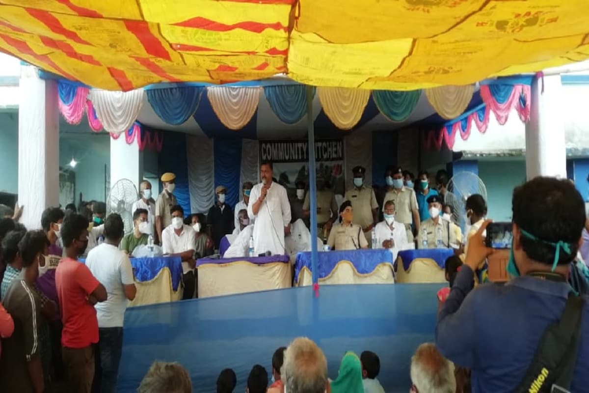 *মৌসুনি দ্বীপে প্রায় সাড়ে আঠারো হাজার মানুষের বাস। সাইক্লোন ইয়াস এবং ভরা কোটালের জোড়া ফলায় বিধ্বস্ত সেখানকার মানুষের জীবন। জলমগ্ন হয়ে পড়ে গোটা এলাকা। জলের তোড়ে ভেসে গিয়েছে মাথা গোঁজার আশ্রয়টুকুও। শেষ সম্বলটুকু নিয়ে তাঁরা দিন কাটাচ্ছেন ত্রাণশিবিরে। *মৌসুনি দ্বীপে প্রায় সাড়ে আঠারো হাজার মানুষের বাস। সাইক্লোন ইয়াস এবং ভরা কোটালের জোড়া ফলায় বিধ্বস্ত সেখানকার মানুষের জীবন। জলমগ্ন হয়ে পড়ে গোটা এলাকা। জলের তোড়ে ভেসে গিয়েছে মাথা গোঁজার আশ্রয়টুকুও। শেষ সম্বলটুকু নিয়ে তাঁরা দিন কাটাচ্ছেন ত্রাণশিবিরে।