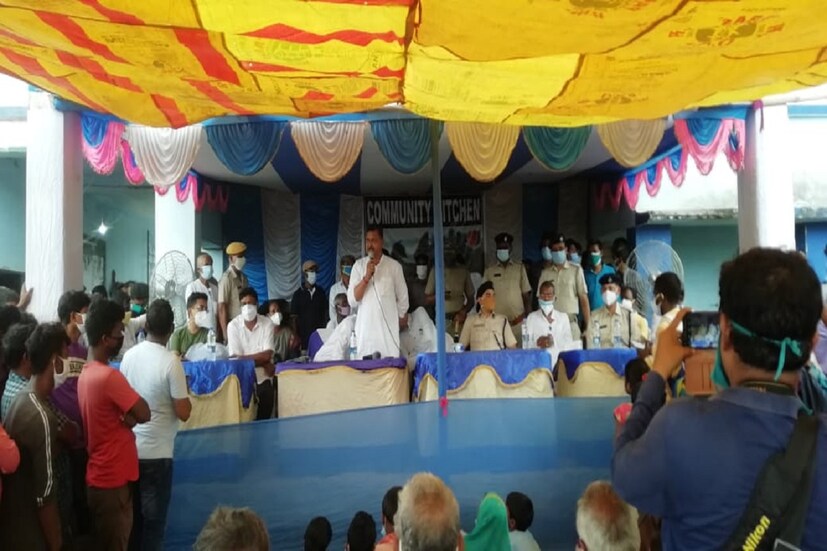 *মৌসুনি দ্বীপে প্রায় সাড়ে আঠারো হাজার মানুষের বাস। সাইক্লোন ইয়াস এবং ভরা কোটালের জোড়া ফলায় বিধ্বস্ত সেখানকার মানুষের জীবন। জলমগ্ন হয়ে পড়ে গোটা এলাকা। জলের তোড়ে ভেসে গিয়েছে মাথা গোঁজার আশ্রয়টুকুও। শেষ সম্বলটুকু নিয়ে তাঁরা দিন কাটাচ্ছেন ত্রাণশিবিরে। 