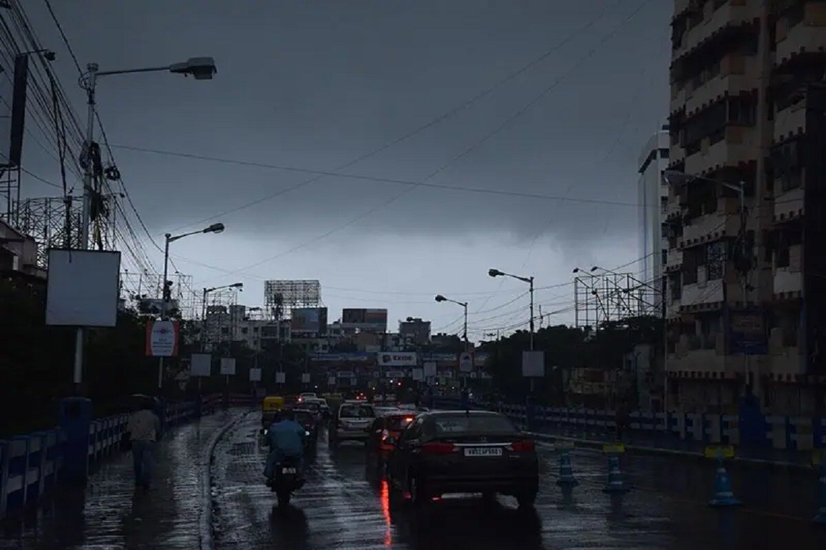 *২৫ মে মঙ্গলবার ভারী থেকে অতি ভারী বৃষ্টি হতে পারে উপকূলের তিন জেলা ছাড়াও কলকাতা, হাওড়া, হুগলি, ঝাড়গ্রাম, পশ্চিম মেদিনীপুর, বাঁকুড়া এবং পুরুলিয়া-তে। কলকাতায় বৃষ্টির সঙ্গে দমকা ঝোড়ো হাওয়া বইবে। গাঙ্গেয় পশ্চিমবঙ্গের প্রায় সব জেলাতেই হালকা ঝড়-বৃষ্টির পূর্বাভাস রয়েছে। ফাইল ছবি। *২৫ মে মঙ্গলবার ভারী থেকে অতি ভারী বৃষ্টি হতে পারে উপকূলের তিন জেলা ছাড়াও কলকাতা, হাওড়া, হুগলি, ঝাড়গ্রাম, পশ্চিম মেদিনীপুর, বাঁকুড়া এবং পুরুলিয়া-তে। কলকাতায় বৃষ্টির সঙ্গে দমকা ঝোড়ো হাওয়া বইবে। গাঙ্গেয় পশ্চিমবঙ্গের প্রায় সব জেলাতেই হালকা ঝড়-বৃষ্টির পূর্বাভাস রয়েছে। ফাইল ছবি।