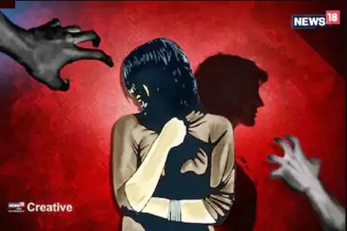 ভদ্রমহিলার পরিস্থিতি খারাপ হতেই তাঁকে ভেন্টিলেটর সাপোর্টে পাঠানো হয়৷ সেখানেই সন্ধ্যাবেলায় তাঁর মৃত্যু হয়৷ এদিকে মহিলার মৃত্যুর পরেই ধর্ষণের ঘটনা কোনও ভাবেই যেন সামনে না আসে তার জন্য উঠে পড়ে লাগে ৷ এমনকি মহিলার পরিবারকেও এই রেপের বিষয়ে কোনও তথ্য জানানো হয়নি৷ ভদ্রমহিলার পরিস্থিতি খারাপ হতেই তাঁকে ভেন্টিলেটর সাপোর্টে পাঠানো হয়৷ সেখানেই সন্ধ্যাবেলায় তাঁর মৃত্যু হয়৷ এদিকে মহিলার মৃত্যুর পরেই ধর্ষণের ঘটনা কোনও ভাবেই যেন সামনে না আসে তার জন্য উঠে পড়ে লাগে ৷ এমনকি মহিলার পরিবারকেও এই রেপের বিষয়ে কোনও তথ্য জানানো হয়নি৷