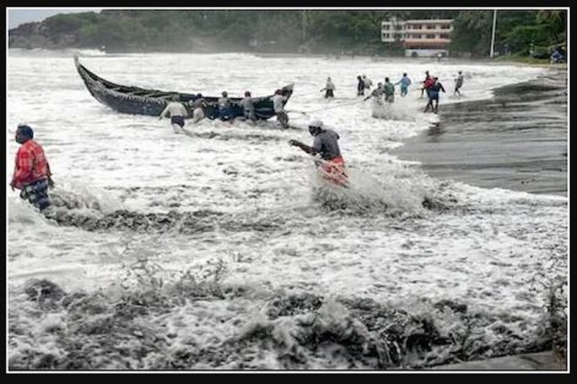 ভারতের মৌসম বিভাগ (IMD) টাউতে ঘূর্ণিঝড় (Cyclone Tauktae)  নিয়ে হাই অ্যালার্ট জারি করা হয়েছে৷ আরব সাগরে তৈরি নিম্নচাপ ঘণীভূত হয়ে অতি ভীষণ সাইক্লোনিক স্টর্মে পরিণত হয়েছে৷ ১৭ মে এটা হয়ে যাওয়ার কথা৷ আর তার একদিনের মধ্যেই গুজরাত   (Gujrat)  উপকূলে আছড়ে পড়বে এই ভয়ানক সাইক্লোন৷ এর পরবর্তী পরিস্থিতি -র মোকাবিলার জন্য ইতিমধ্যেই NDRF মোতায়েন করা হয়েছে৷  এইবছর এটাই ভারতের উপকূল ভূমিতে আছড়ে পড়তে চলা প্রথম সাইক্লোন৷ এর নাম দিয়েছে মায়নমার যার অর্থ টিকটিকি৷