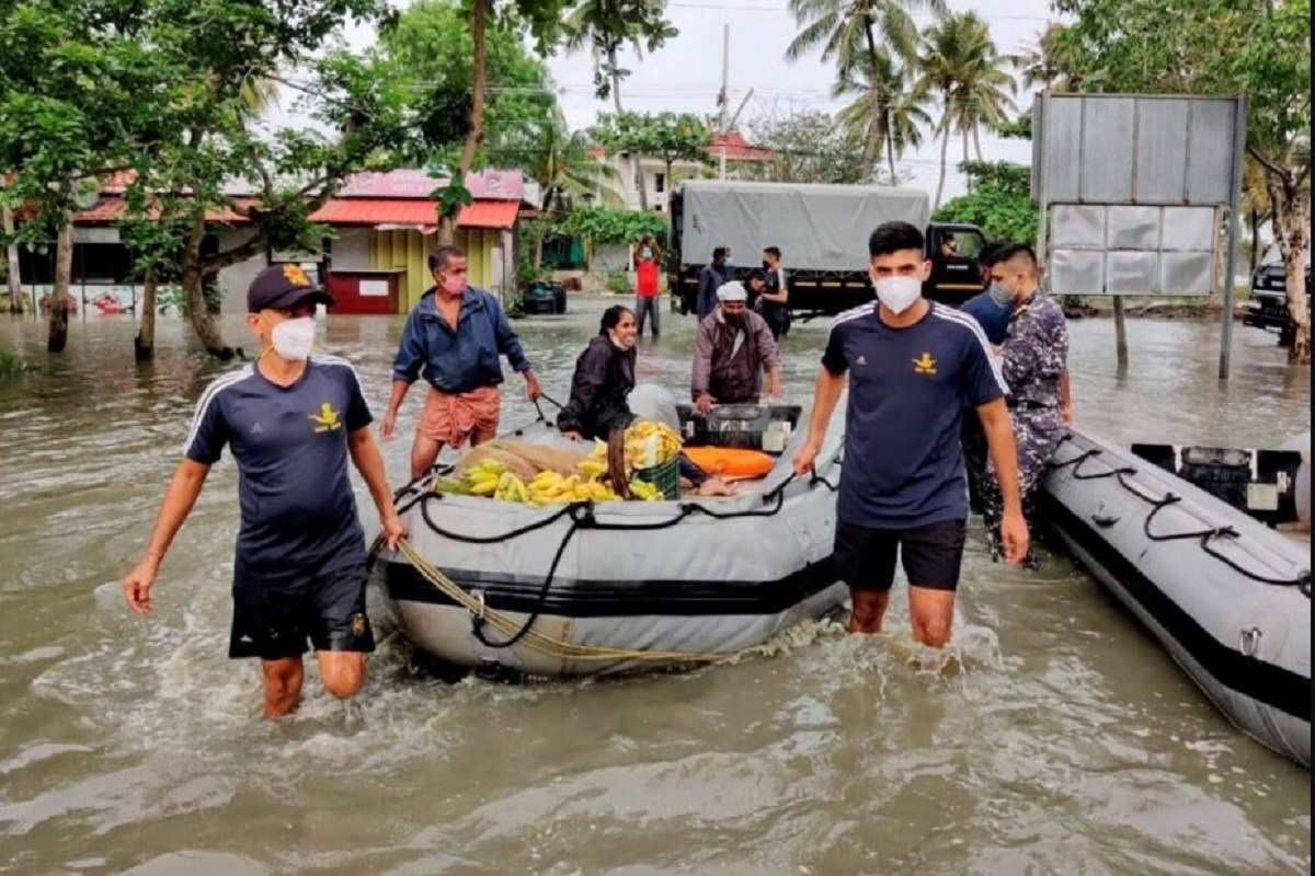 গুজরাতের প্রচুর বড় বড় গাছ পড়ে গিয়েছে৷ গুজরাতের ২ লক্ষ মানুষকে তুলে সুরক্ষিত স্থানে নেওয়া হয়েছে৷ মহারাষ্ট্রের কোঙ্কনে তুফানের কারণে ৬জনের মৃত্যু হয়েছে৷ গুজরাতের প্রচুর বড় বড় গাছ পড়ে গিয়েছে৷ গুজরাতের ২ লক্ষ মানুষকে তুলে সুরক্ষিত স্থানে নেওয়া হয়েছে৷ মহারাষ্ট্রের কোঙ্কনে তুফানের কারণে ৬জনের মৃত্যু হয়েছে৷