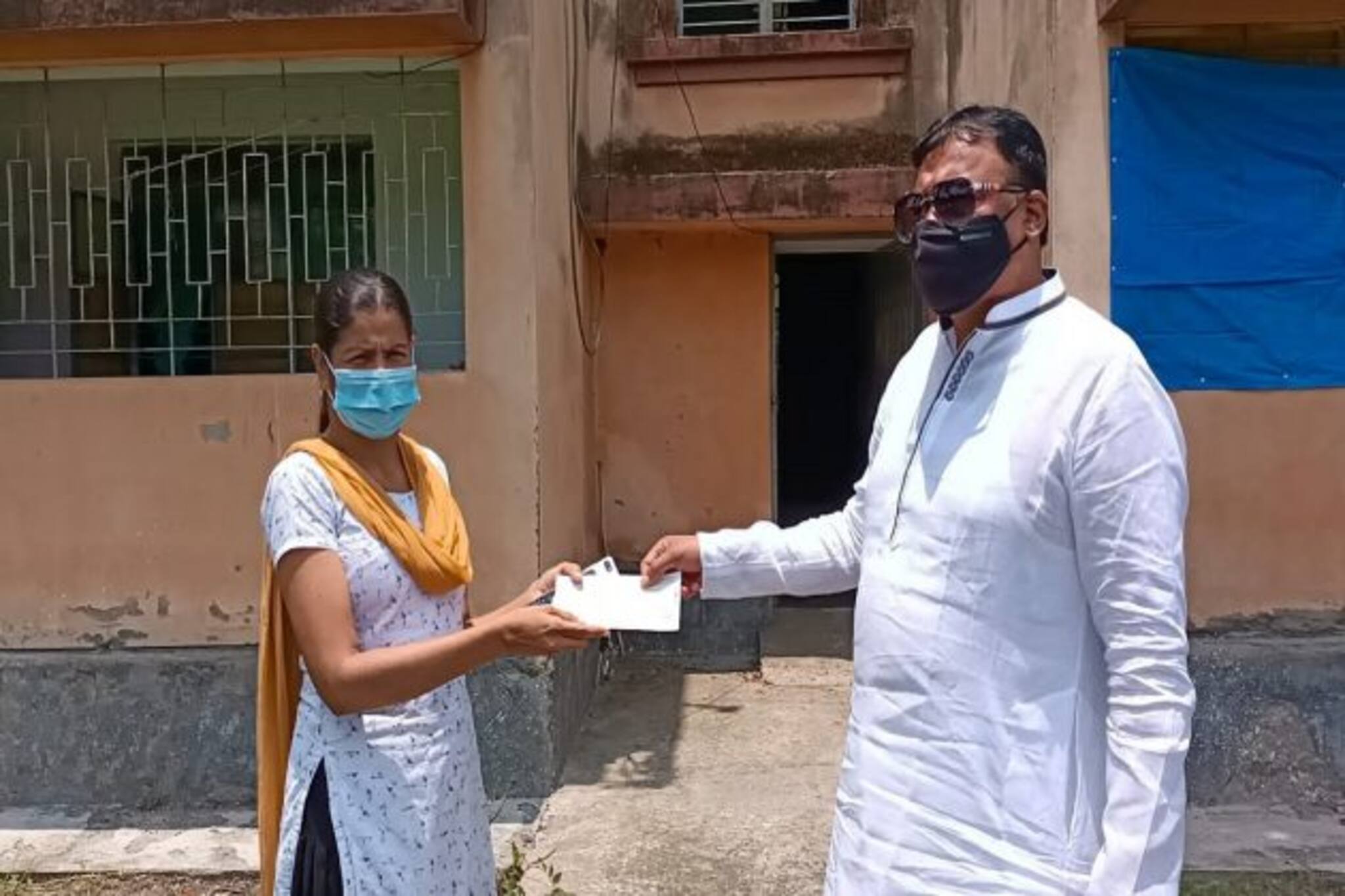 করোনা যোদ্ধা, মহিলা অ্যাম্বুলেন্স চালক সেরিনার হাতে ৫০ হাজার টাকা চেক তুলে দিলেন বিধায়ক কৃষ্ণ কল্যানী