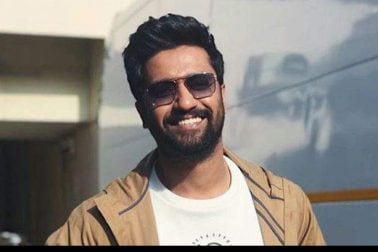 আরও এক বছর যোগ হয়ে গেল ভিকি কৌশলের (Vicky Kaushal) জীবনে। রবিবার, ১৬ মে ৩৩ বছরে পা দিলেন বলিউডের নতুন হার্টথ্রব ভিকি। কেমন কাটছে তাঁর জন্মদিন? ভিকির ভাই সানি কৌশলের (Sunny Kaushal) ইনস্টাগ্রামে ধরা পড়ল জন্মদিন সেলিব্রেশনের এক ঝলক। ইনস্টাগ্রামে সানি ভিকির কেক কাটার ছবি শেয়ার করেছেন। কালো হুডি পরে কেকে সামনে হাসিমুখে দেখা যাচ্ছে বার্থডে বয়কে। ক্যাপশনে সানি লিখেছেন, জন্মদিনের শুভেচ্ছা আমার ভাই। বাড়িতে একেবারে একান্তে নিজের পরিবারের সঙ্গেই এবারের জন্মদিন কাটাচ্ছেন অভিনেতা। আরও এক বছর যোগ হয়ে গেল ভিকি কৌশলের (Vicky Kaushal) জীবনে। রবিবার, ১৬ মে ৩৩ বছরে পা দিলেন বলিউডের নতুন হার্টথ্রব ভিকি। কেমন কাটছে তাঁর জন্মদিন? ভিকির ভাই সানি কৌশলের (Sunny Kaushal) ইনস্টাগ্রামে ধরা পড়ল জন্মদিন সেলিব্রেশনের এক ঝলক। ইনস্টাগ্রামে সানি ভিকির কেক কাটার ছবি শেয়ার করেছেন। কালো হুডি পরে কেকে সামনে হাসিমুখে দেখা যাচ্ছে বার্থডে বয়কে। ক্যাপশনে সানি লিখেছেন, জন্মদিনের শুভেচ্ছা আমার ভাই। বাড়িতে একেবারে একান্তে নিজের পরিবারের সঙ্গেই এবারের জন্মদিন কাটাচ্ছেন অভিনেতা।