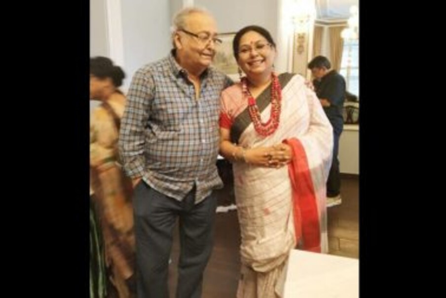  গত বছরের ১৫ নভেম্বরই করোনাভাইরাসের ছোবলে বাবা সৌমিত্র চট্টোপাধ্যায়কে (Soumitra Chatterjee) হারিয়েছেন অভিনেত্রী মেয়ে পৌলমী বসু (Poulami Bose)। রবিবার, বিশ্ব পিতৃ দিবসে (Father's Day 2021) স্বাভাবিক ভাবেই বাবার স্মৃতিচারণে ডুব দিলেন সৌমিত্র-কন্যা।