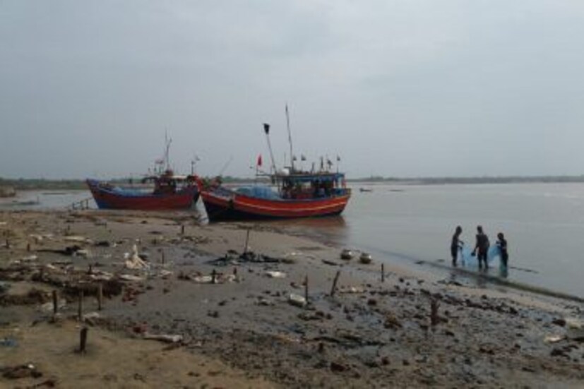 অথচ প্রতিবারের মতো এবারও সকলেই আশায় ছিলেন পরিস্থিতি এবার অনুকূলই থাকবে। গত বছরের মতো সংকট মোকাবিলা করতে হবে না। কিন্তু সেই আশা ভেঙে চুরমার। ইয়াসের ঝঞ্ঝার সঙ্গে জ্বালানির দাম বৃদ্ধির ফলে রীতিমতো বিপাকেই পড়েছেন পূর্ব মেদিনীপুরের সমুদ্র উপকুলের হাজার হাজার মৎস্যজীবী। এসবের মধ্যেই দ্বিগুণ সংকটে পড়েছেন শংকরপুরের মৎস্যজীবীরা।