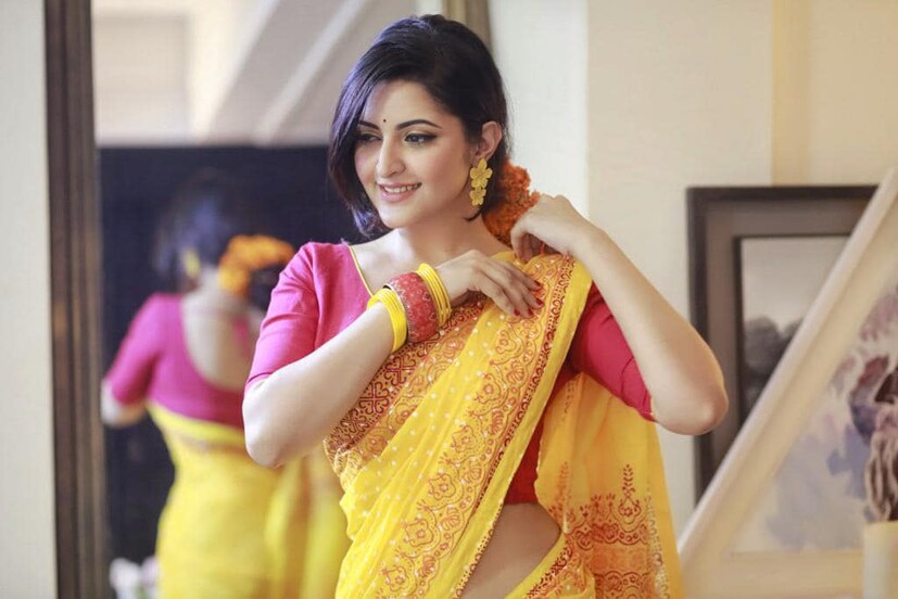 পরীমণি জানান, ওই দিন সঙ্গে তাঁর মেকআপ ম্যান এবং ডিজাইনারও ছিলেন। সেখানে খাওয়া-দাওয়া করানো হয় পরীমণি-সহ প্রত্যেককেই। এরপর একে একে লোকজন চলে যায়। তখন পরীমণিকে পানীয় খেতে বাধ্য করা হয়। মেকআপ ম্যানকে নির্যাতন করা হয়। পরীমণির উপর তারপরেই নির্যাতন চালান নাসির উদ্দিন বলে অভিযোগ। পরীমণি বাধা দিলে তাঁকে মারধর করা হয়। জোর করে তাঁর মুখে মদ ঢেলে দেওয়া হয়। হঠাৎ পরীমনি মাটিতে লুটিয়ে পড়েন। এসময় তাঁকে লাথিও মারেন নাসির উদ্দিন।