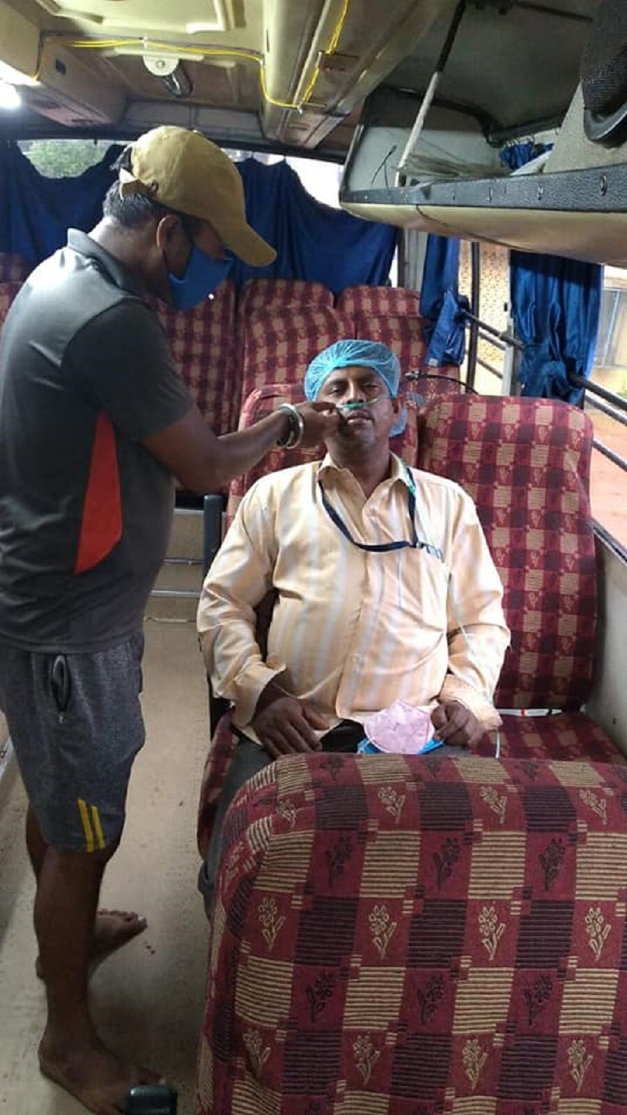 রোগীকে এই বাসে নিয়ে এসে সিটে বসিয়ে শুরু হবে অক্সিজেন দেওয়া। প্রাথমিক পর্যায়ের চিকিৎসা মেটাতে অনেকটাই সাহায্য করবে এই o2কু সবার বাস। photo source Facebook রোগীকে এই বাসে নিয়ে এসে সিটে বসিয়ে শুরু হবে অক্সিজেন দেওয়া। প্রাথমিক পর্যায়ের চিকিৎসা মেটাতে অনেকটাই সাহায্য করবে এই o2কু সবার বাস। photo source Facebook